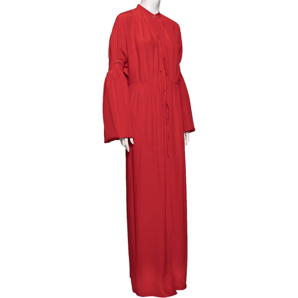 This maxi dress from the House of Burberry will make you look beautiful and poised. It is tailored using red silk, which makes it seem super attractive. It is adorned with a button-down feature and a maxi-length silhouette. It has two external