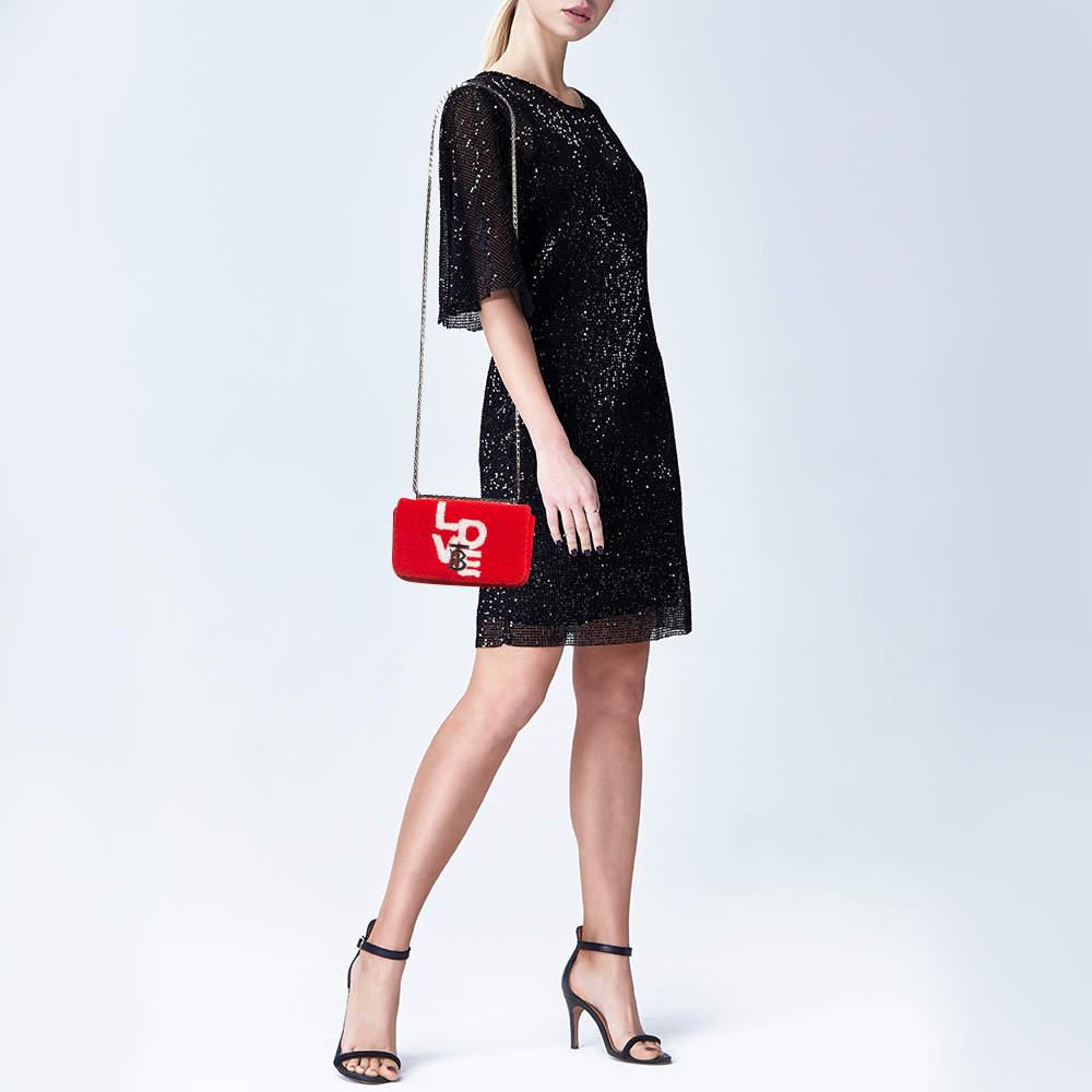 Recognized to add elements of elegance and high end fashion into its pieces this Lola shoulder bag from Burberry does complete justice to the brands heritage and aesthetic. Externally it is made using terry fabric with a silver toned accent