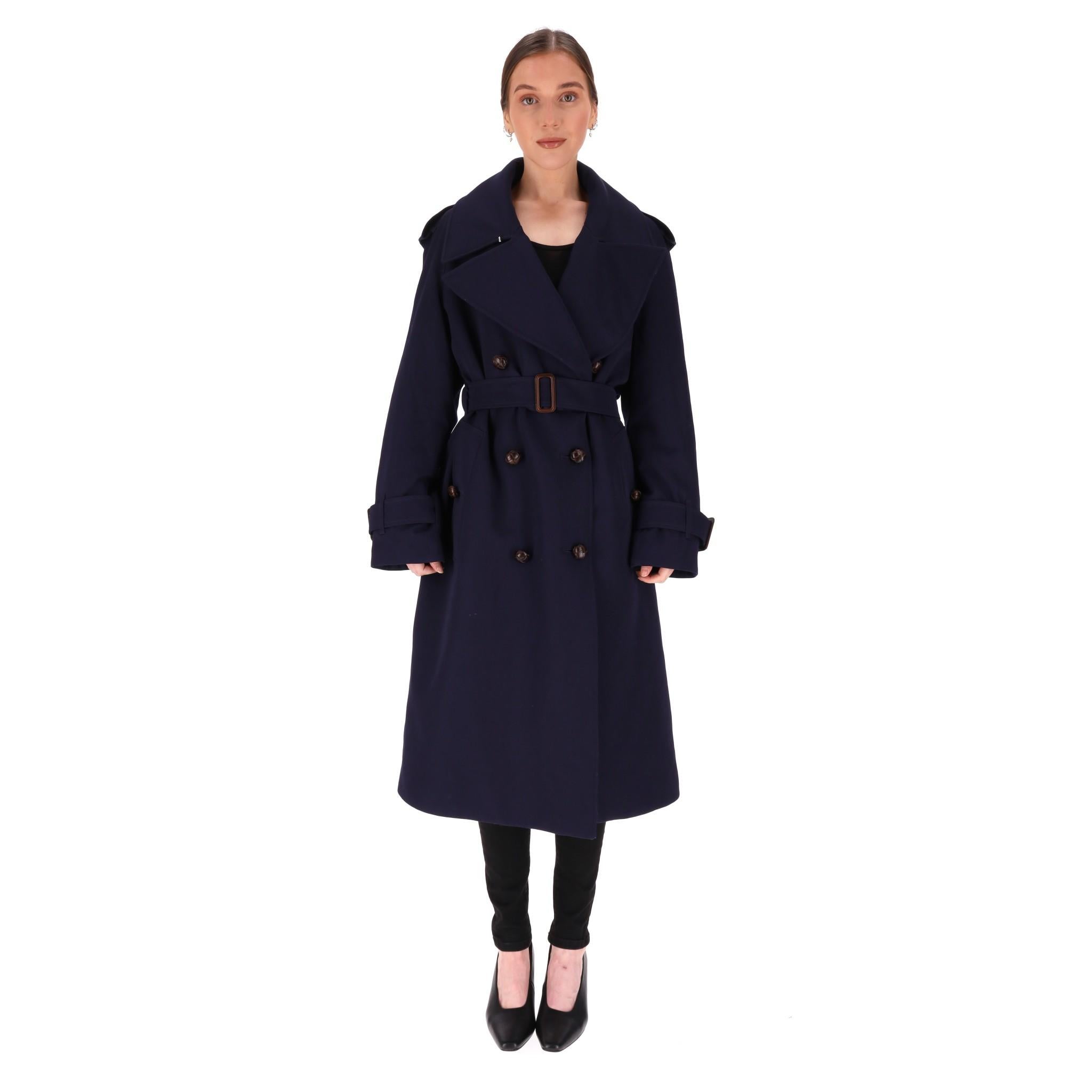Burberry Regina Wool Oversized Belted Trench Coat

Classic navy blue trench coat crafted from wool in oversized style.

It features a wide lapel and a double-breasted front fastening, decorated with brown leather buttons.

Finished with a leather