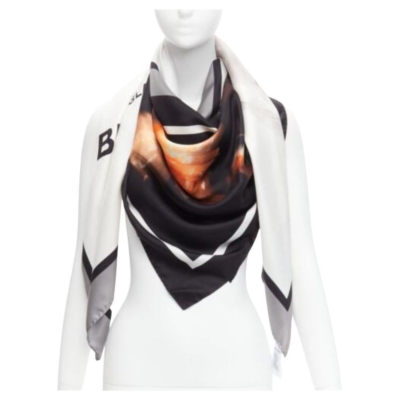 BURBERRY Riccardo Tisci Schal aus Seide mit Londoner Logo und grauem Einhorn-Aristokratendruck aus Seide im Angebot