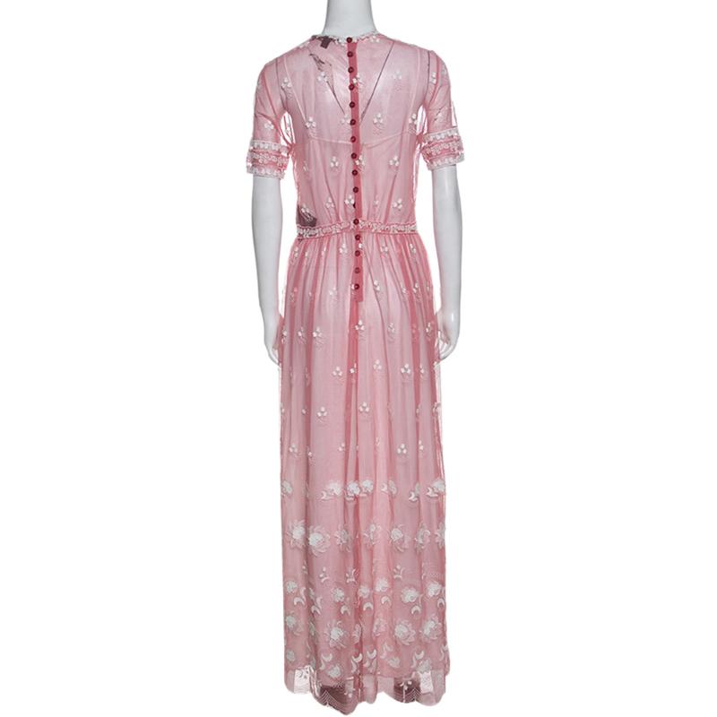 Mit einem umwerfenden Kleid wie diesem aus dem Hause Burberry können Sie nichts falsch machen. Dieses rosafarbene Kleid ist äußerst feminin und elegant mit Tüll-Akzenten und hübschen Stickereien am ganzen Körper. Dieses hübsche Kleid zeichnet sich