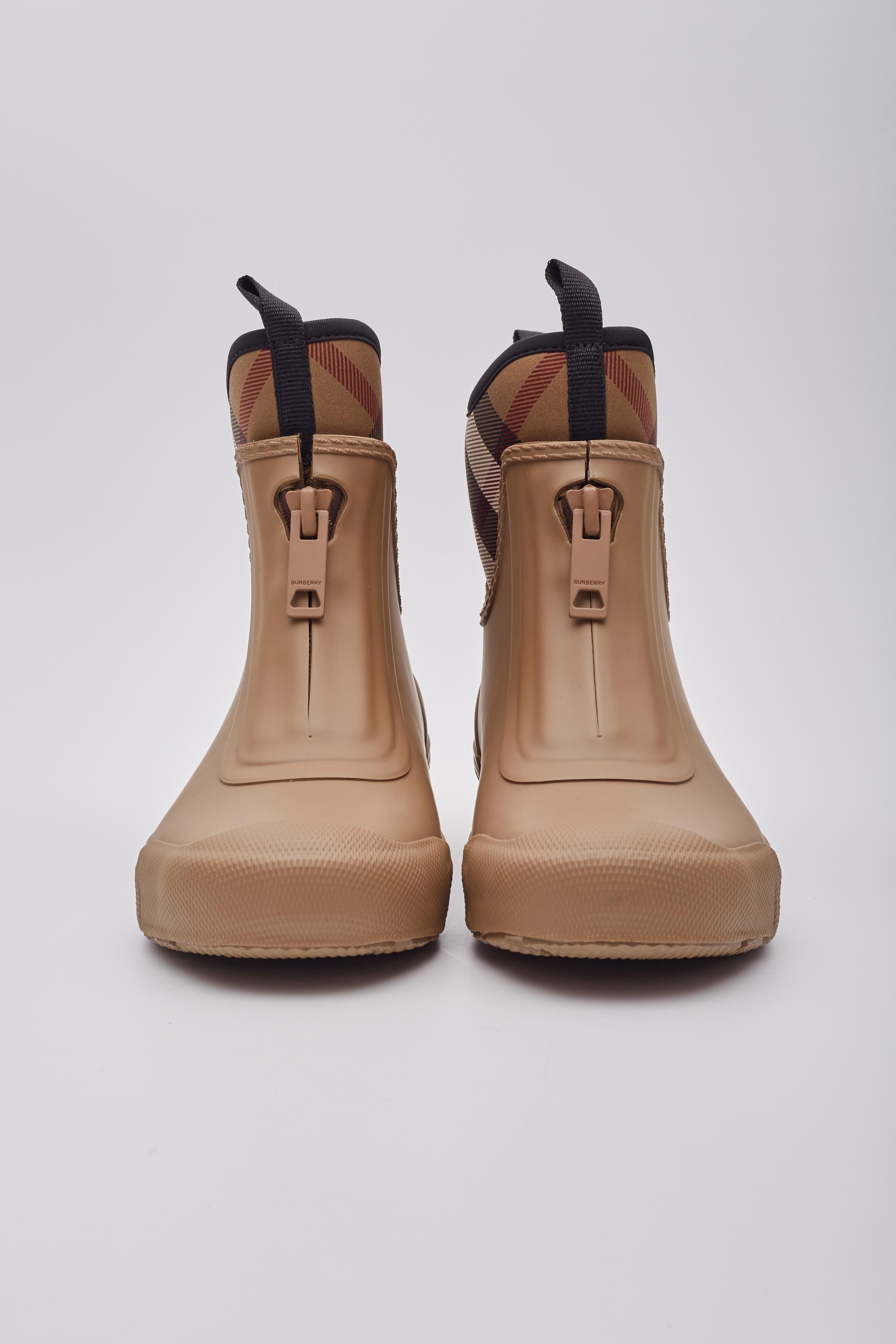 Introducing the Burberry Classic Style Rain Boots. Crafted from durable birch-brown rubber, these boots feature convenient zip fastening and a removable house check neoprene sock. This innovative design ensures you stay dry in changing conditions.