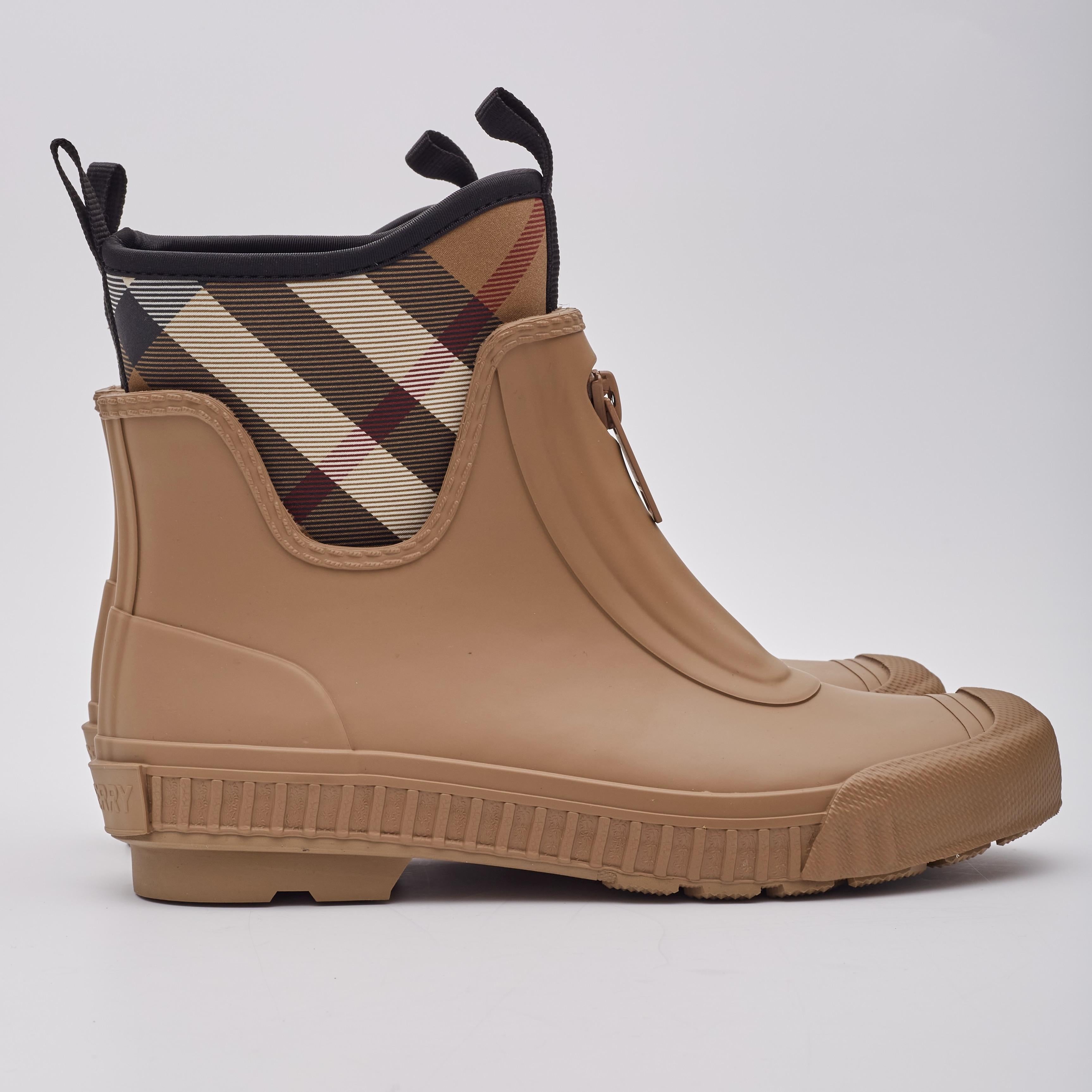 Burberry Rubber & Neoprene Check Brown Rain Boots (38 EU) For Sale 3