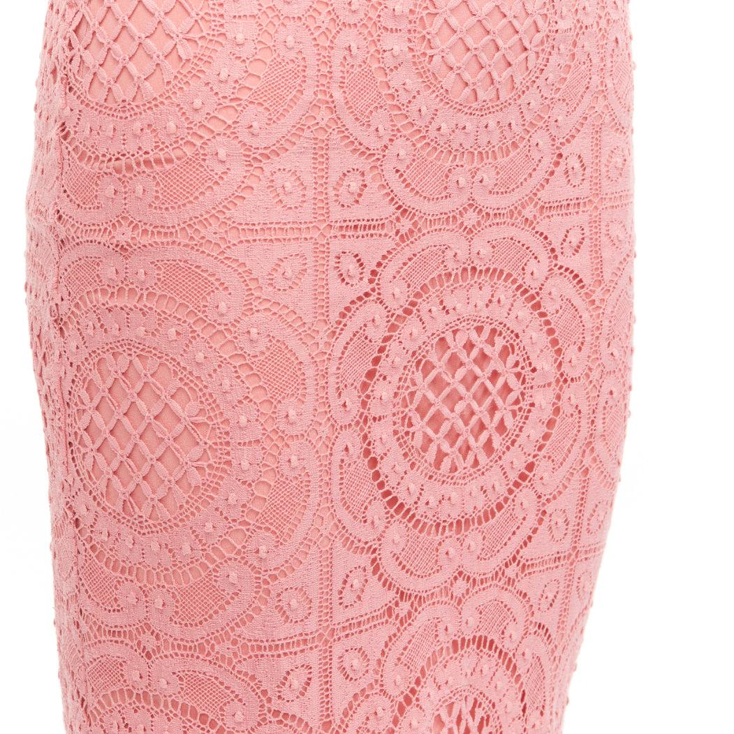 BURBERRY Runway pink cotton blend floral lace high waisted pencil skirt IT36 XXS
Reference: AAWC/A00961
Brand: Burberry
Designer: Christopher Bailey
Collection: 2014 - Runway
Material: Cotton, Blend
Color: Pink
Pattern: Lace
Closure: Zip
Lining: