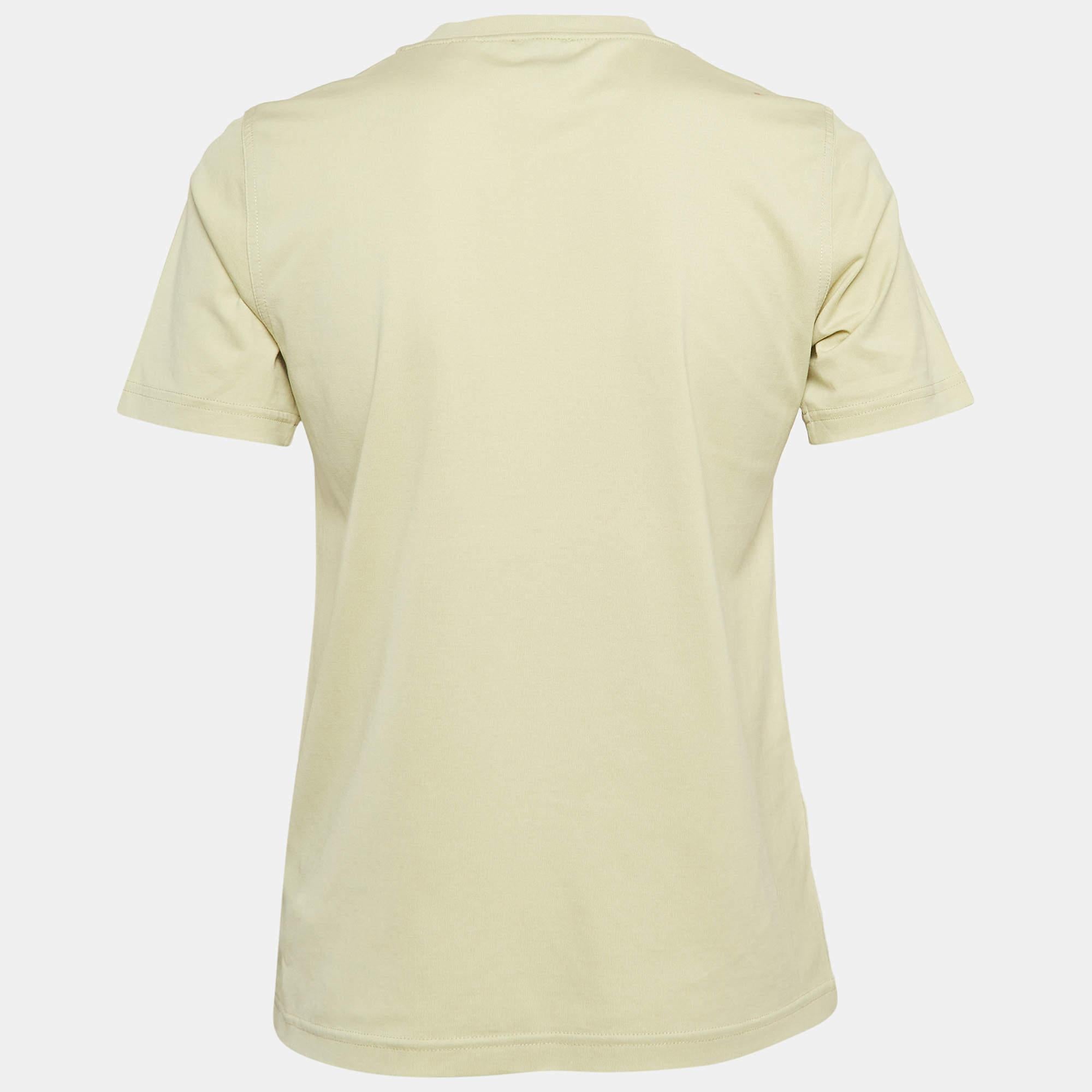 Get the comfort and the right casual style with this designer T shirt. Designed to be reliable and durable the creation has a simple neckline and signature detailing.