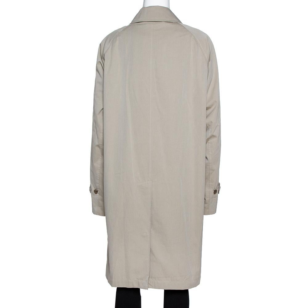 Stylish and trendy, this Camden Car coat by Burberry is spectacular. Crafted meticulously from cotton it has a versatile shade of sandstone that renders it versatile and easy to style for the day. It has been designed with long sleeves, a simple