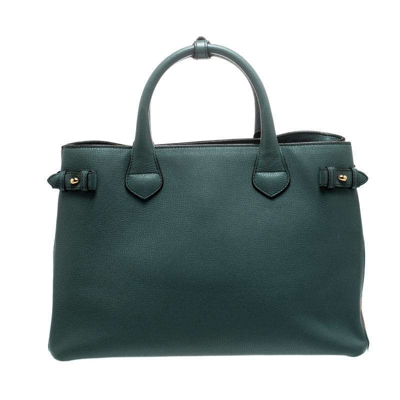 Inspired by equestrian styles from the Burberry Heritage Archive, this Banner tote exudes brilliance and outstanding craftsmanship. The tote is made from leather and is styled with House check fabric on the sides. It features dual handles, a
