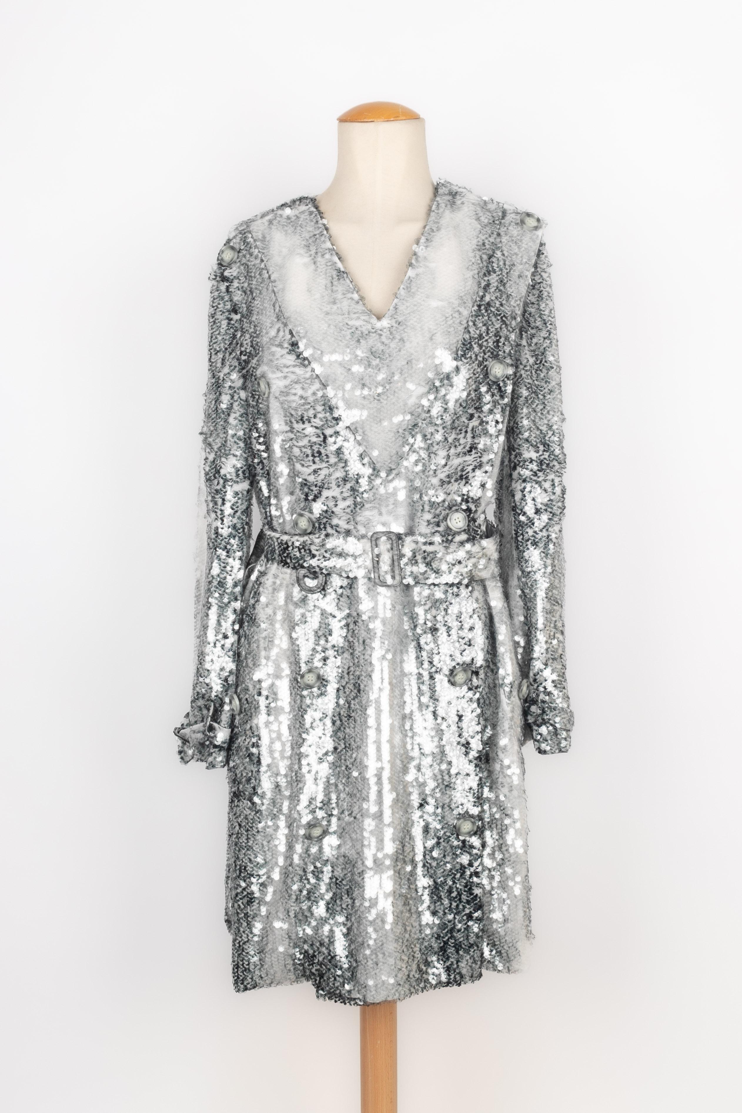 BURBERRY - (Fabriqué en Italie) Robe en soie entièrement brodée de sequins aux tons gris et verts. Taille 40IT. 2021 Collection automne-hiver sous la direction artistique Riccardo Tiscis.

Condit :
Très bon état.

Dimensions :
Poitrine : 47 cm -