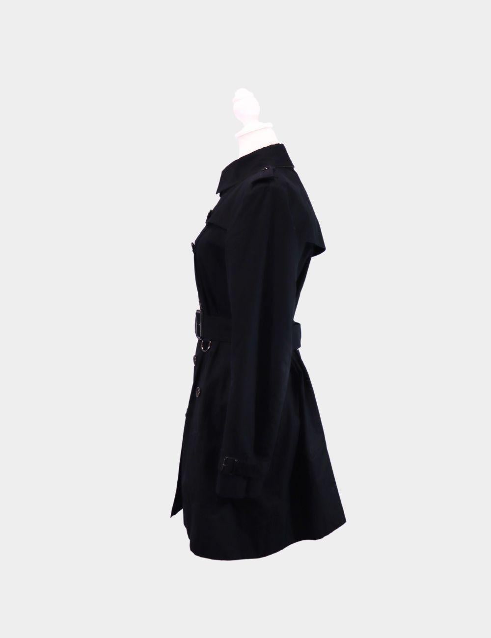 Intemporel et emblématique, ce trench noir Burberry est l'ultime vêtement d'extérieur indispensable. Confectionné en gabardine de coton résistante, il présente le double boutonnage signature de la marque, des épaulettes, un rabat-tempête et une
