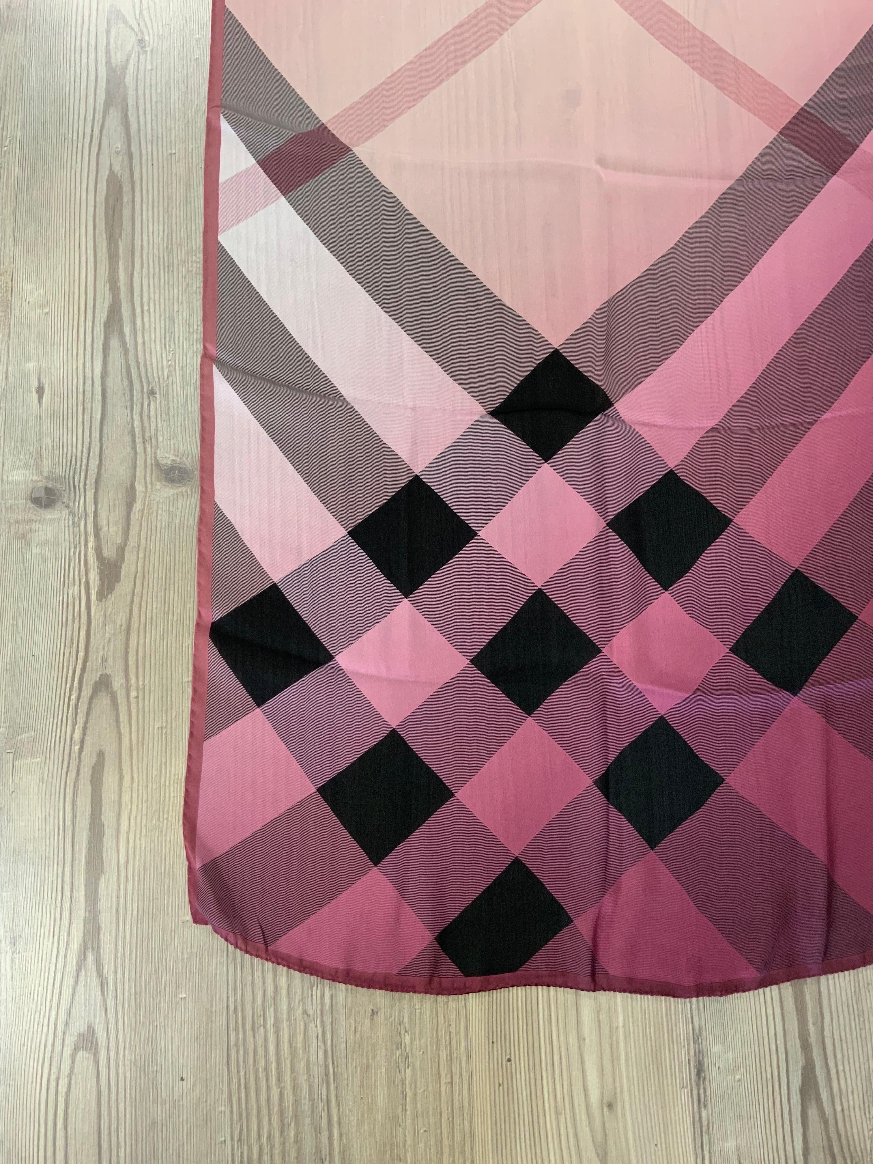 Burberry foulard.
In silk, very light material.
It measures 190 cm X 70 cm.
Excellent condition, like new.