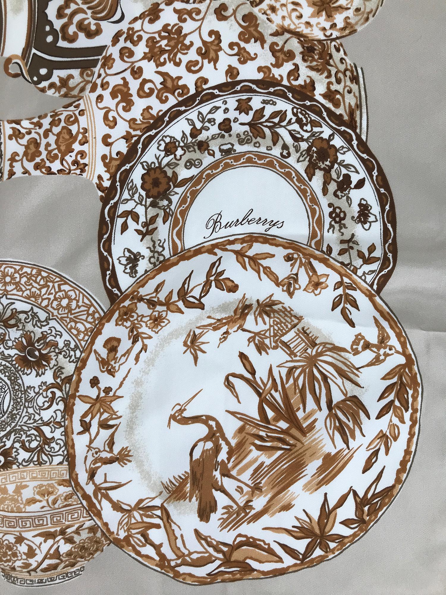 Burberry Seidenschal das Design ist Transfer-Ware Porzellan-Muster in Braun und Tans. Dieser schöne Schal hat einen tiefen Bordürenaufdruck mit verschiedenen Tellern und Vasen in viktorianischem Transferware-Design. Der Druck ist signiert. In