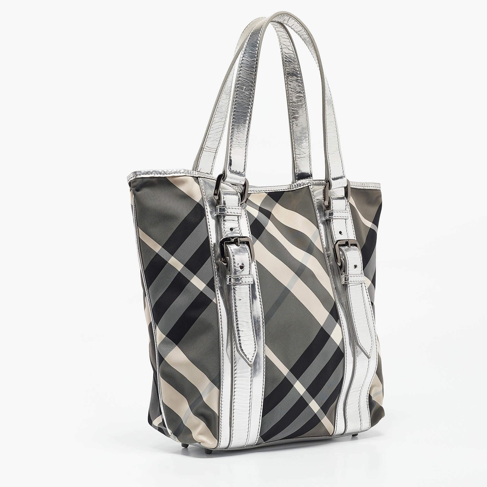 Argent Sac cabas Victoria de Burberry Silver Beat Check Nylon en vente