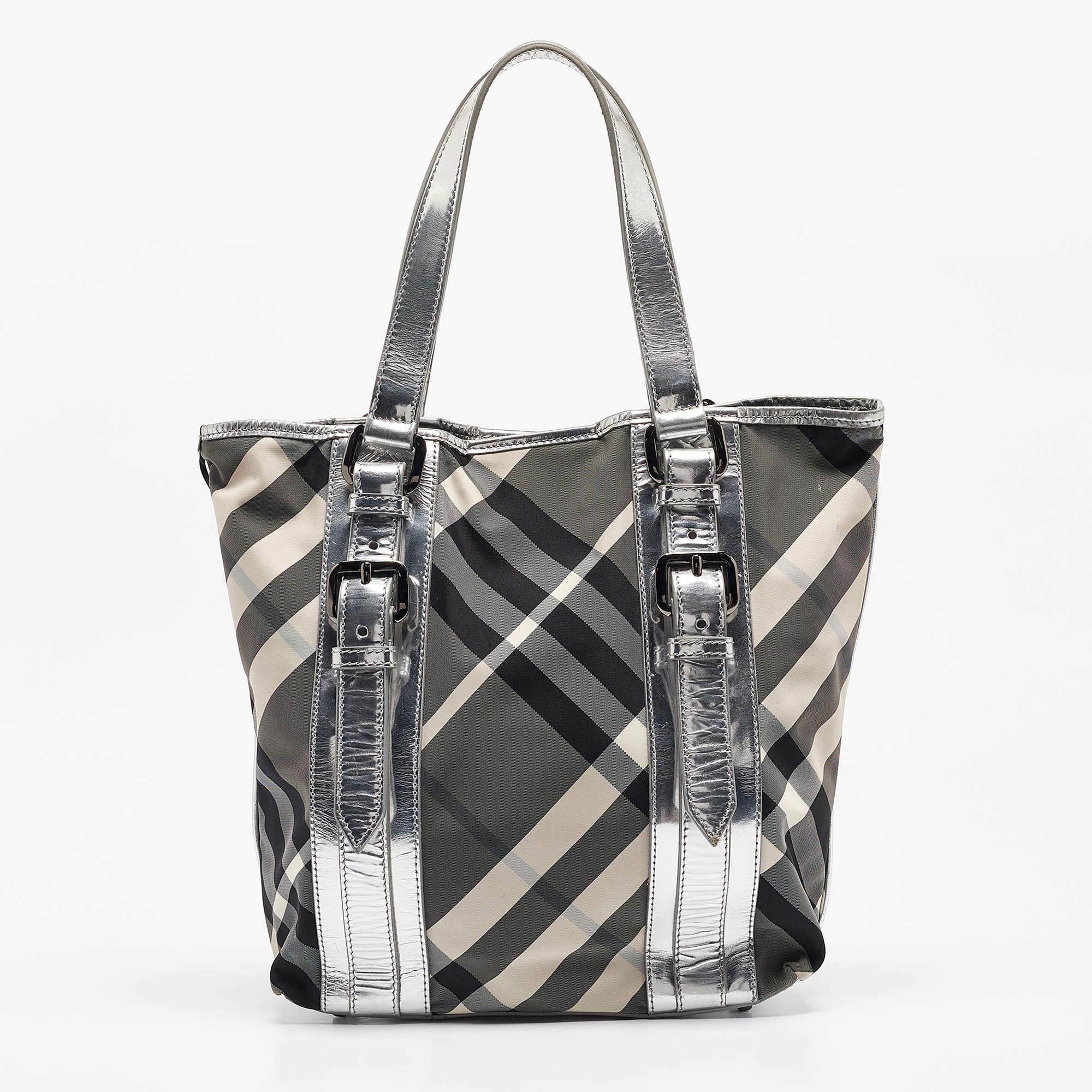 Sac cabas Victoria de Burberry Silver Beat Check Nylon Bon état - En vente à Dubai, Al Qouz 2