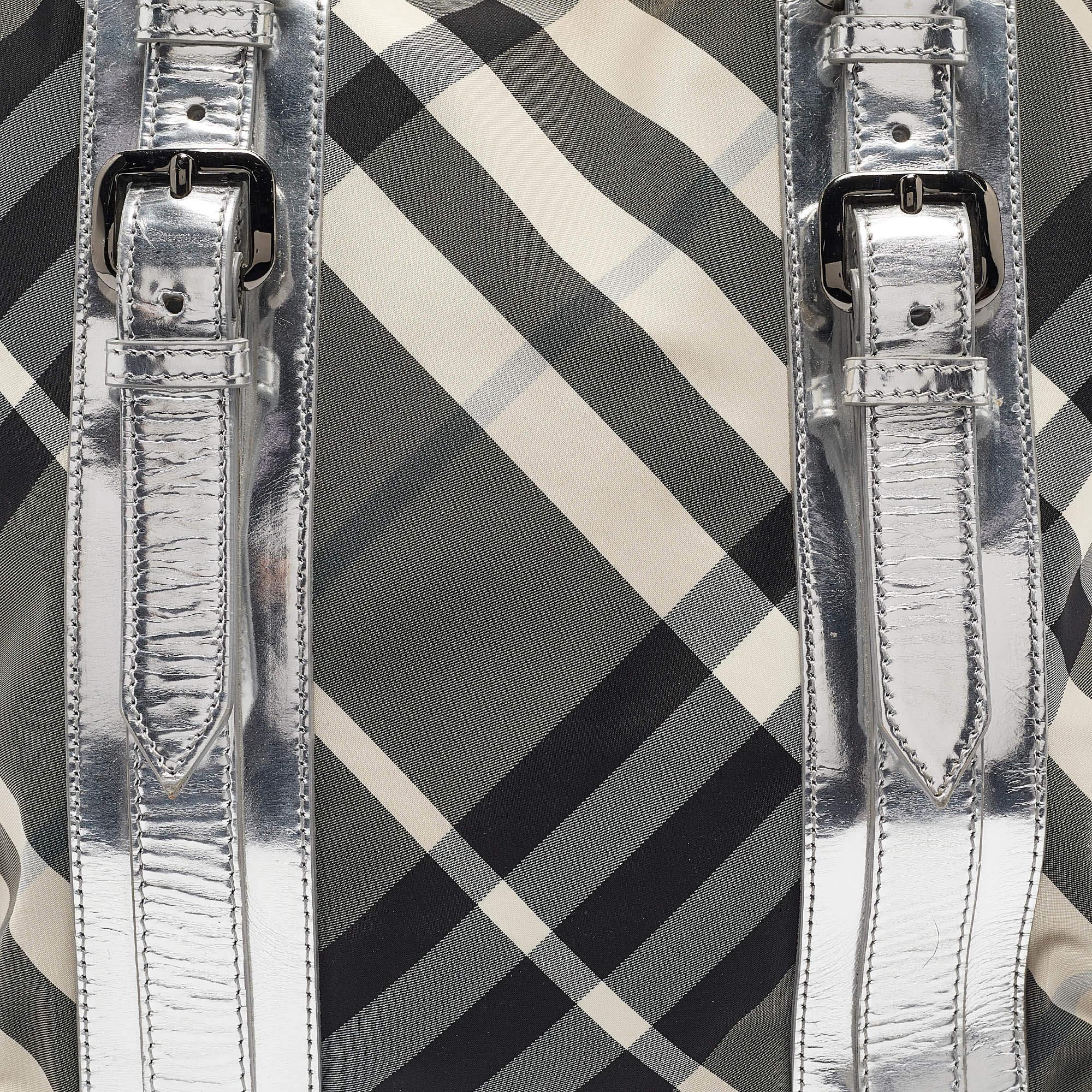 Sac cabas Victoria de Burberry Silver Beat Check Nylon Pour femmes en vente