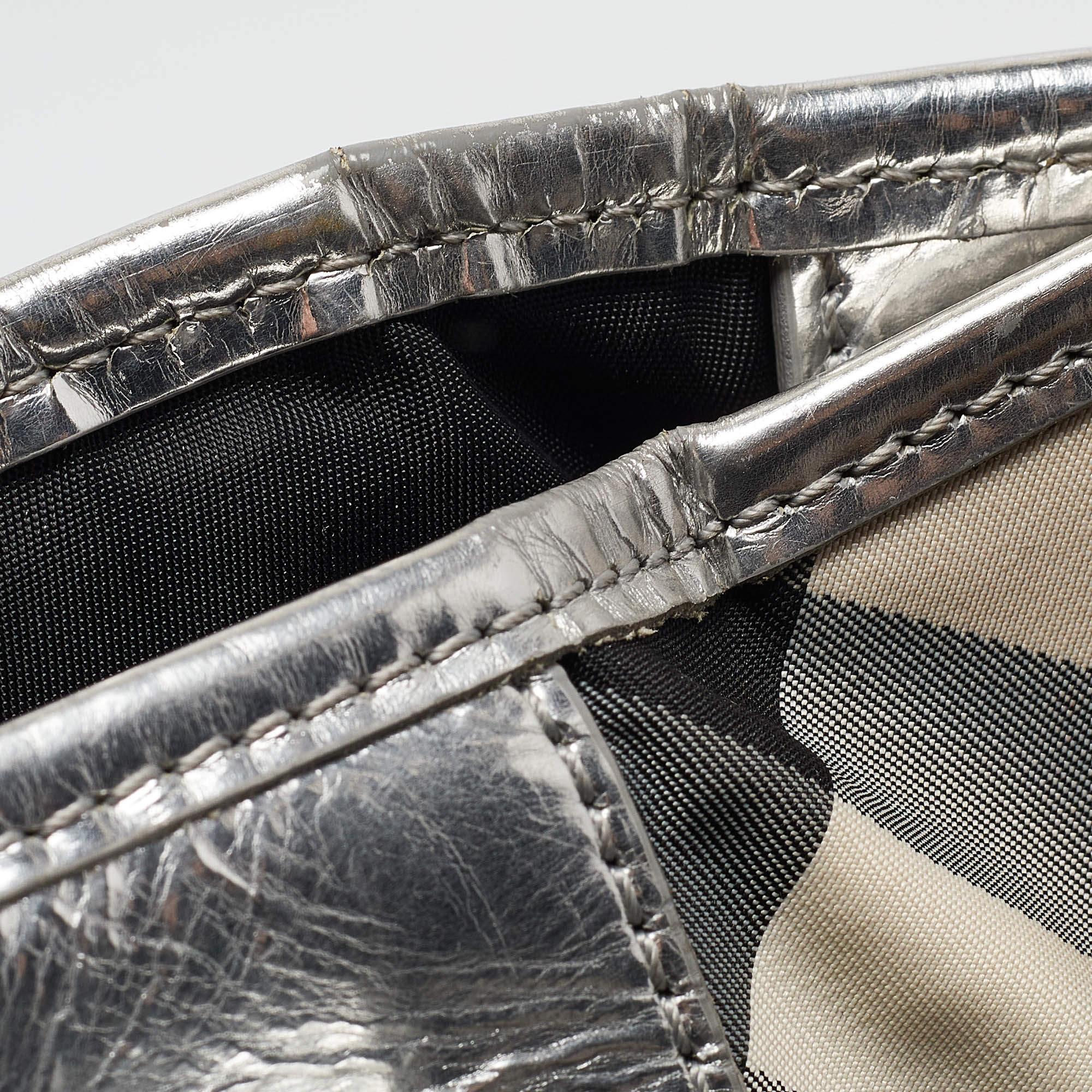 Sac cabas Victoria de Burberry Silver Beat Check Nylon en vente 3