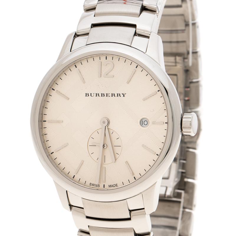 Now you can be a proud owner of this magnificent Burberry creation. Swiss made, it is crafted from stainless steel and it comes with a silver beige dial flaunting index hour markers, minute markers around the outer rim and a date window at the 3
