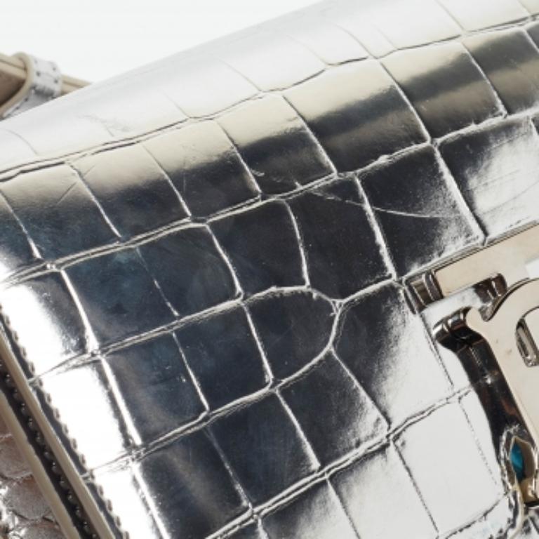 Pour un look complet avec du style, du goût et une touche de luxe, ce sac à bandoulière Burberry TB est le complément idéal. Affichez cette beauté sur votre épaule lors de n'importe quel événement et savourez le goût du luxe qu'elle vous laisse.