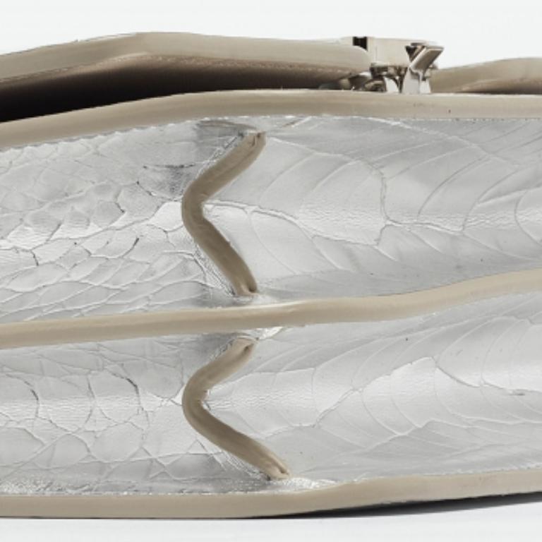 Burberry Silver Croc Embossed Leather Small TB Shoulder Bag Bon état - En vente à Dubai, Al Qouz 2