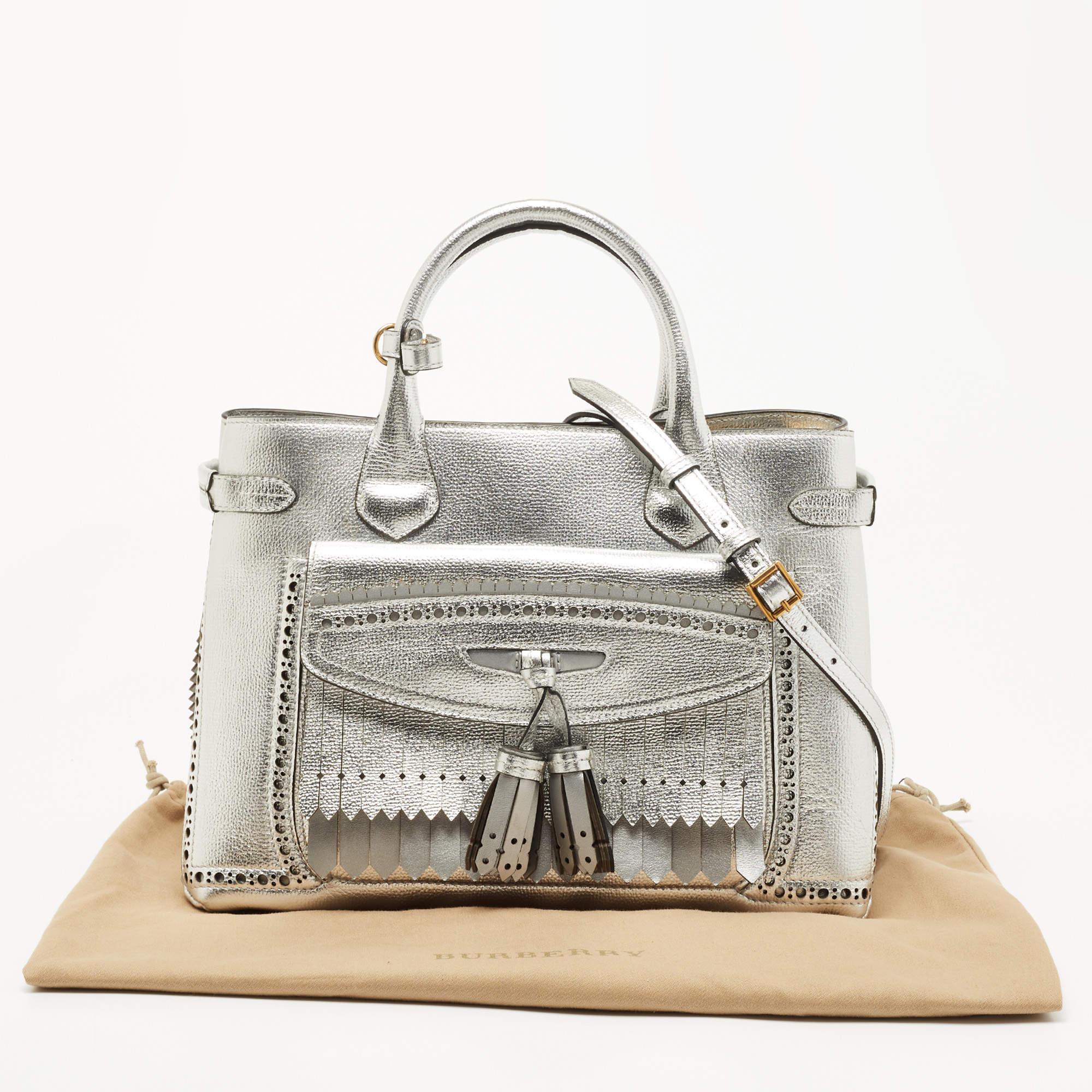 Burberry Silver Leather Brogues Banner Fringe Tote In Good Condition In Dubai, Al Qouz 2
