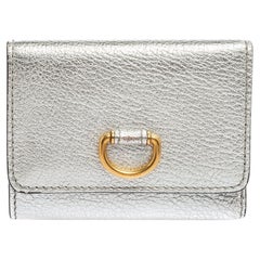 Kompakte Brieftasche von Burberry aus silbernem Leder mit D-Ring
