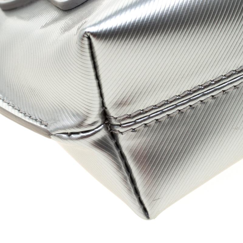 Burberry Silver Patent Leather Lock Trench Clutch For Sale 6