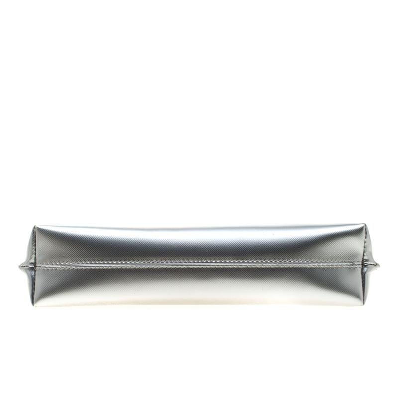 Burberry Silver Patent Leather Lock Trench Clutch For Sale 7