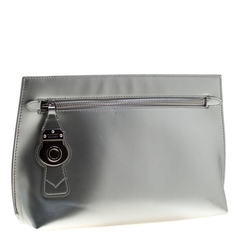 Burberry Silver Patent Leather Lock Trench Clutch For Sale 4