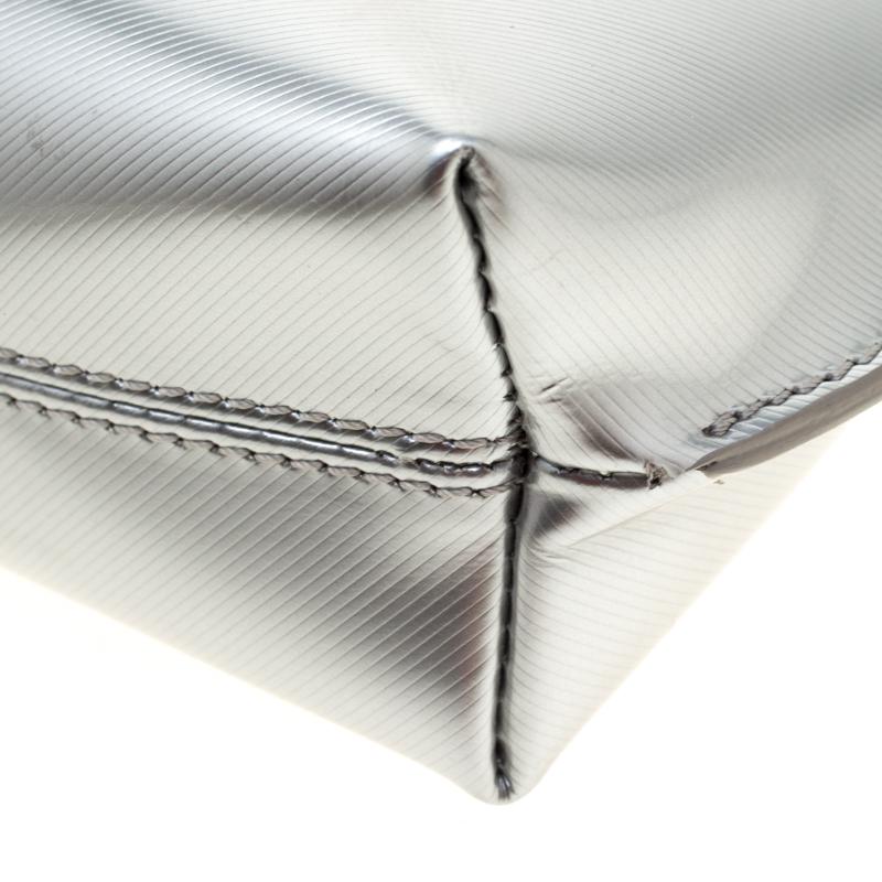 Burberry Silver Patent Leather Lock Trench Clutch For Sale 5