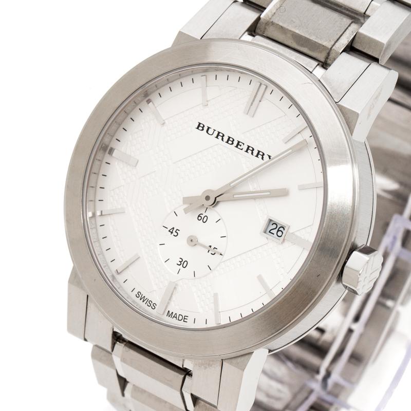 Part of The City collection, this Burberry beauty stands out with its signature check-embossed dial. Its stainless steel case holds a round bezel. The dial houses index hour indicators, the Burberry logo, matching hands, a date window at three