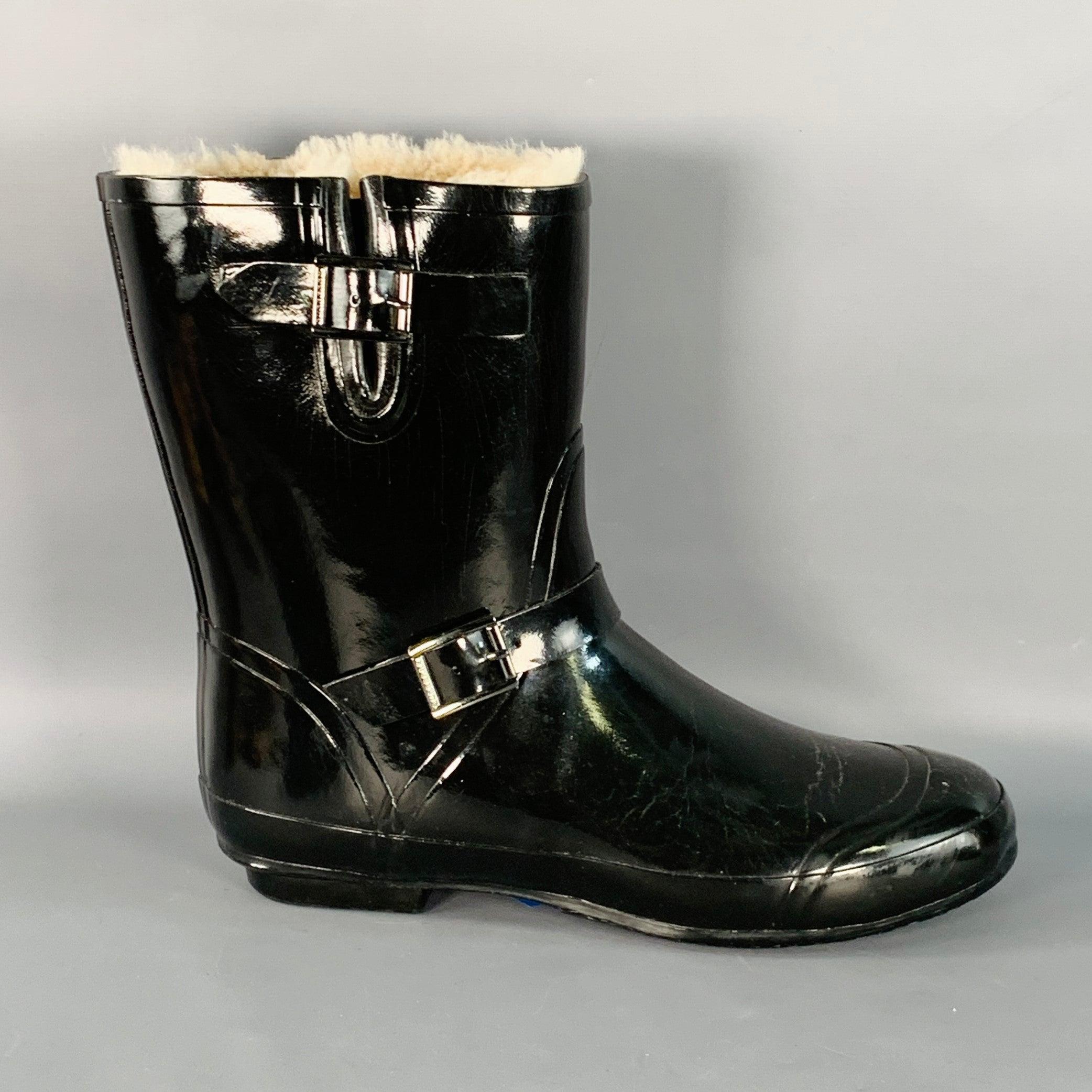 Botas de lluvia BURBERRY
en goma negra, con un acogedor forro de borreguillo, detalles de hebilla en tono bronce de cañón y cierre con tirador. Muy buen estado de conservación. Signos moderados de desgaste. 

Marcado:   tamaño no marcado 

Medidas: