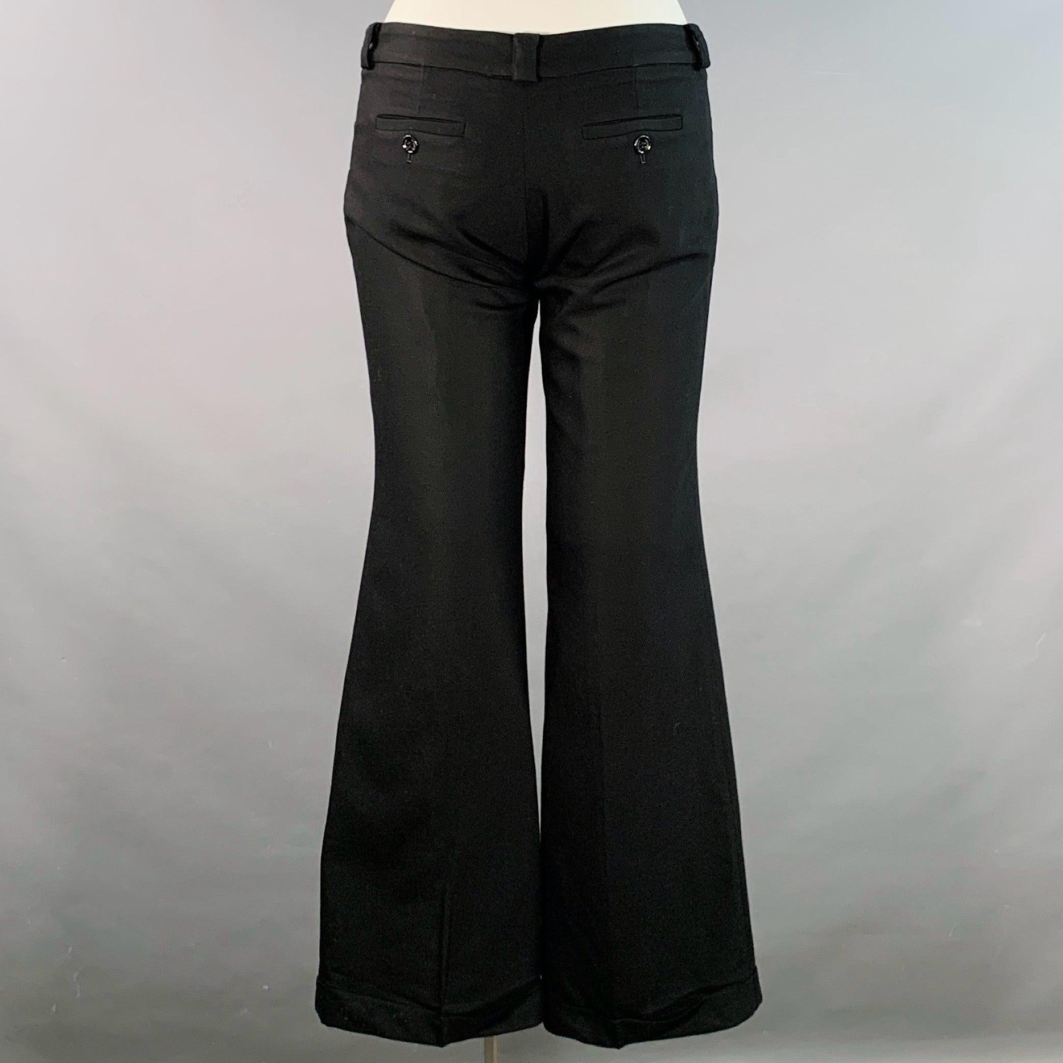 Pantaloni eleganti Burberry
in twill di misto lana nero, con gamba larga con polsini, parte anteriore piatta e chiusura con zip. Eccellente condizione di usato. 

Contrassegnato:   IT 44 

Misure: 
  Vita: 35 pollici Cavallo: 7 pollici Gamba: 31