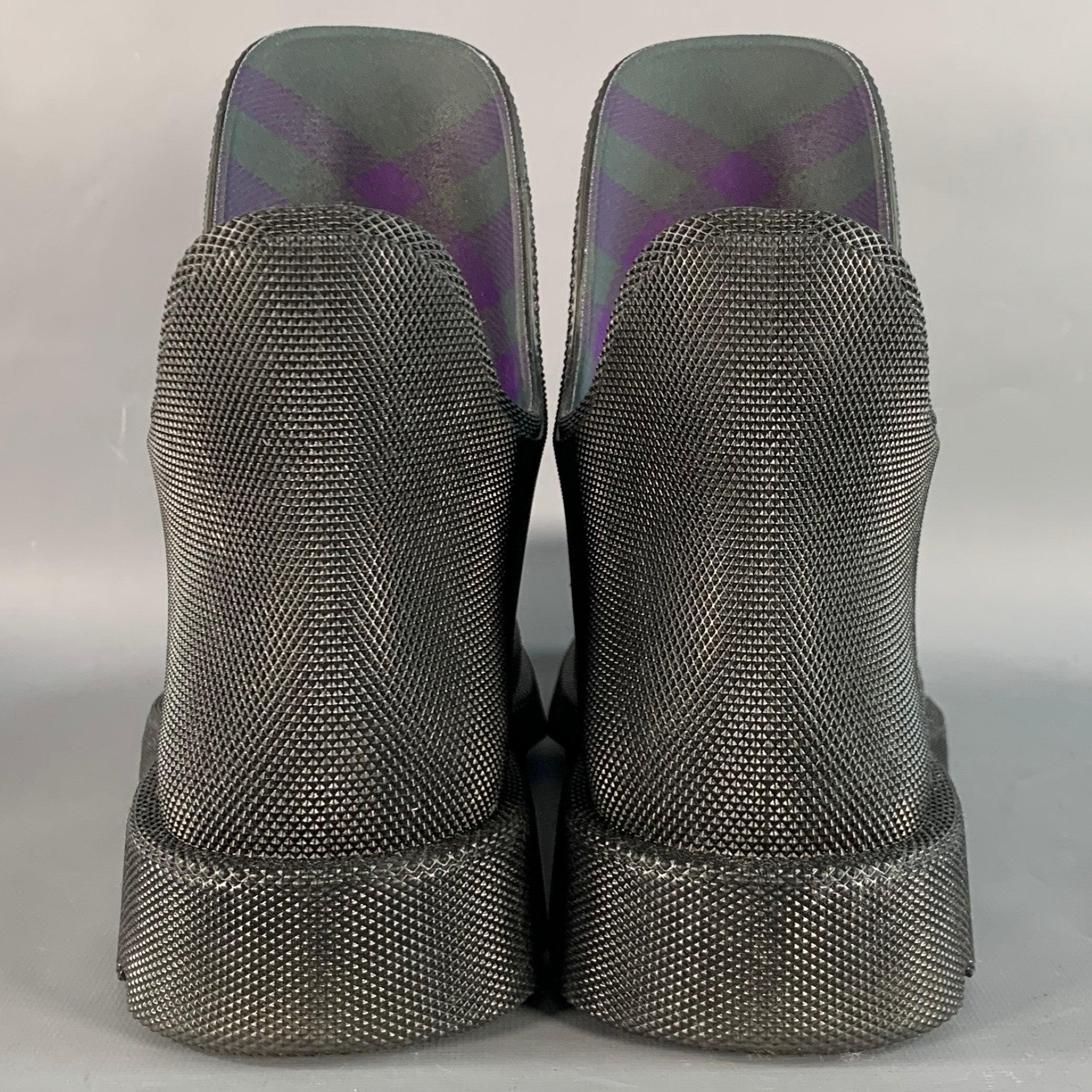 Nero BURBERRY Taglia 10 Marsh Low Black Textured Rubber Lug Sole Ankle Rain Boots in vendita