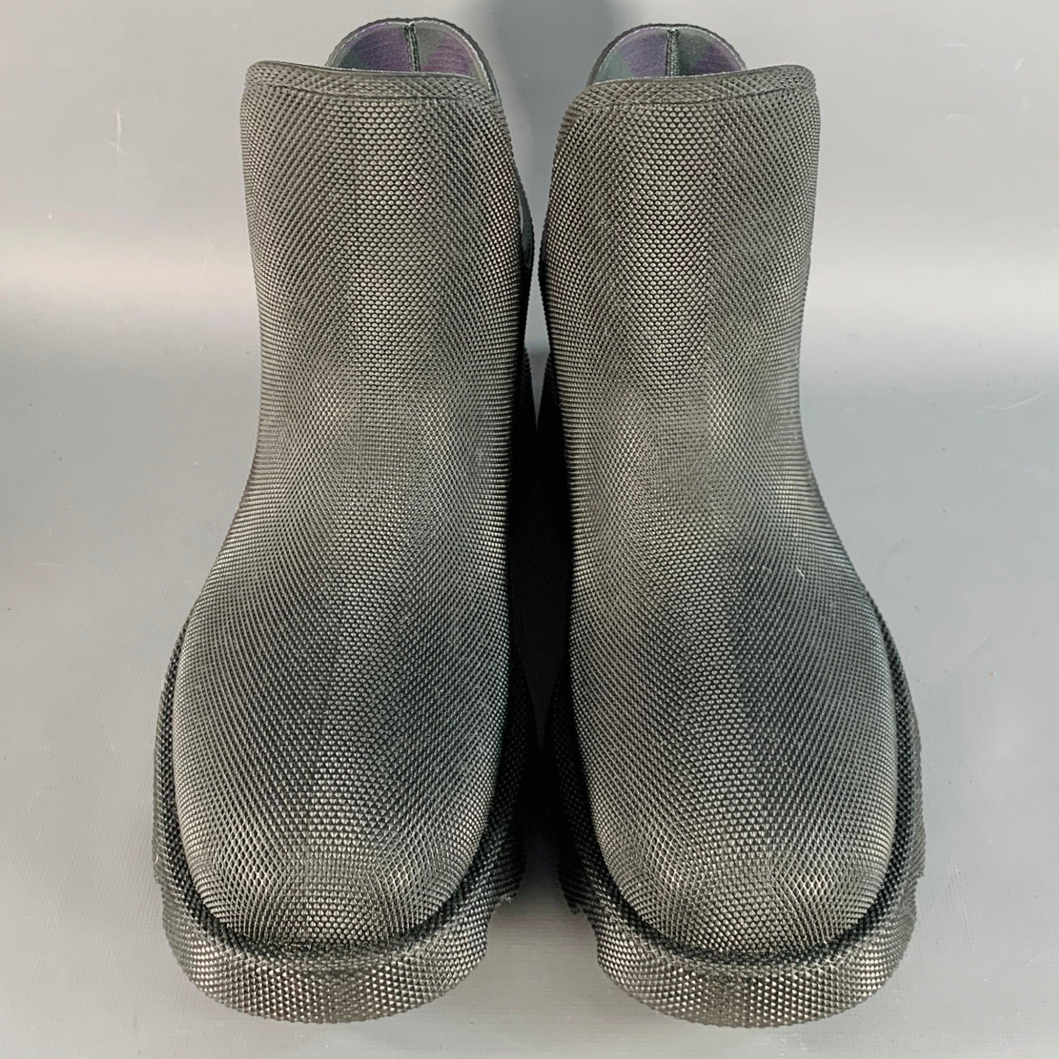 BURBERRY Taglia 10 Marsh Low Black Textured Rubber Lug Sole Ankle Rain Boots In condizioni ottime in vendita a San Francisco, CA
