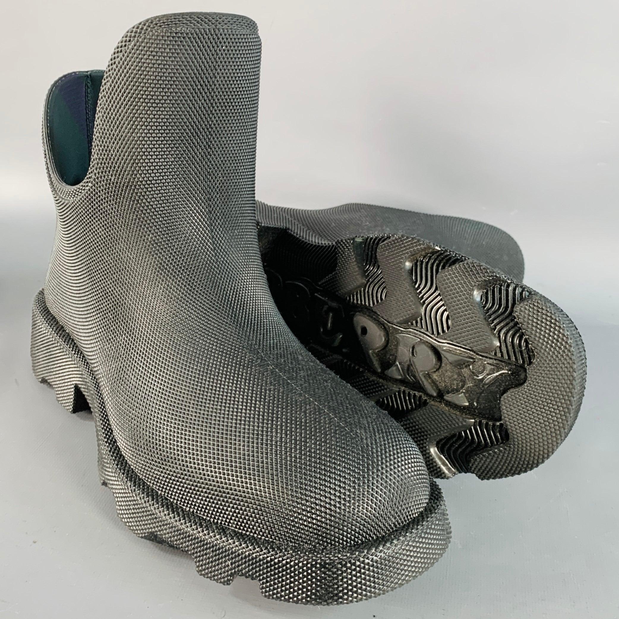 Uomo BURBERRY Taglia 10 Marsh Low Black Textured Rubber Lug Sole Ankle Rain Boots in vendita
