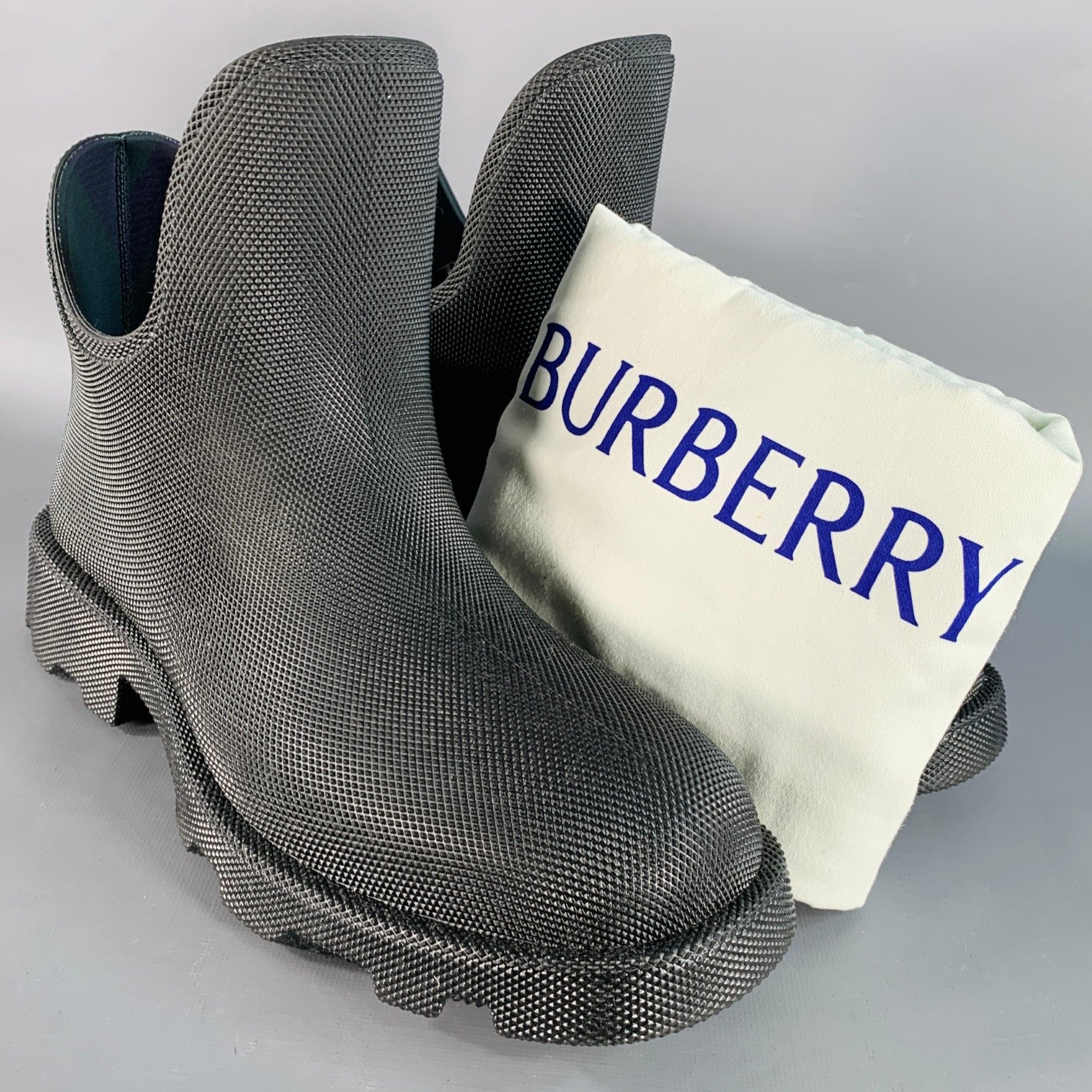 BURBERRY Taglia 10 Marsh Low Black Textured Rubber Lug Sole Ankle Rain Boots in vendita 4