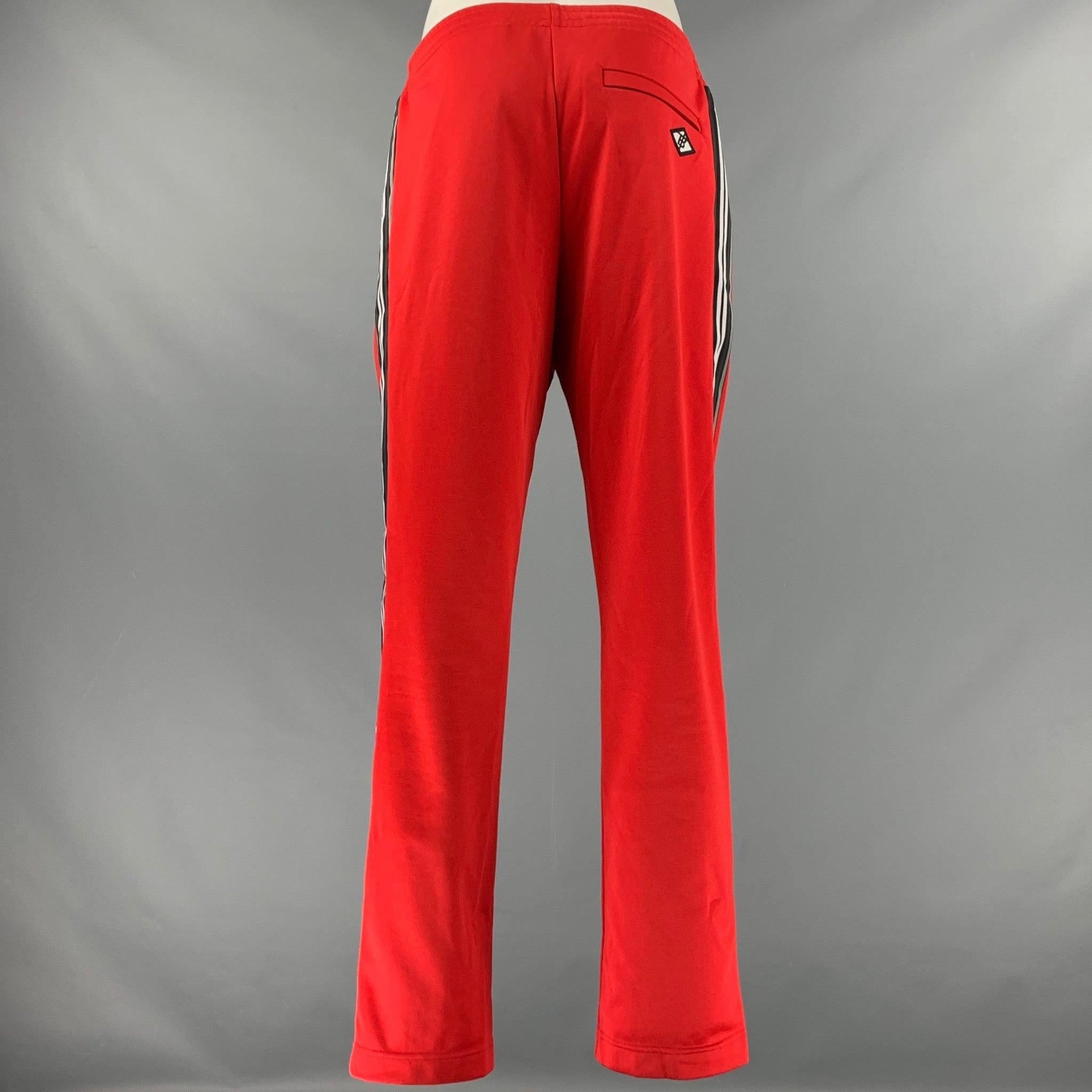 BURBERRY casual pants
in a
red polyester cotton blend fabric featuring exposed white faux pants layer, stripes down sides, and an elastic waistband. Made in Italy.Good Pre-Owned Condition. Moderate marks. 

Marked:   US 10 

Measurements: 
  Waist: