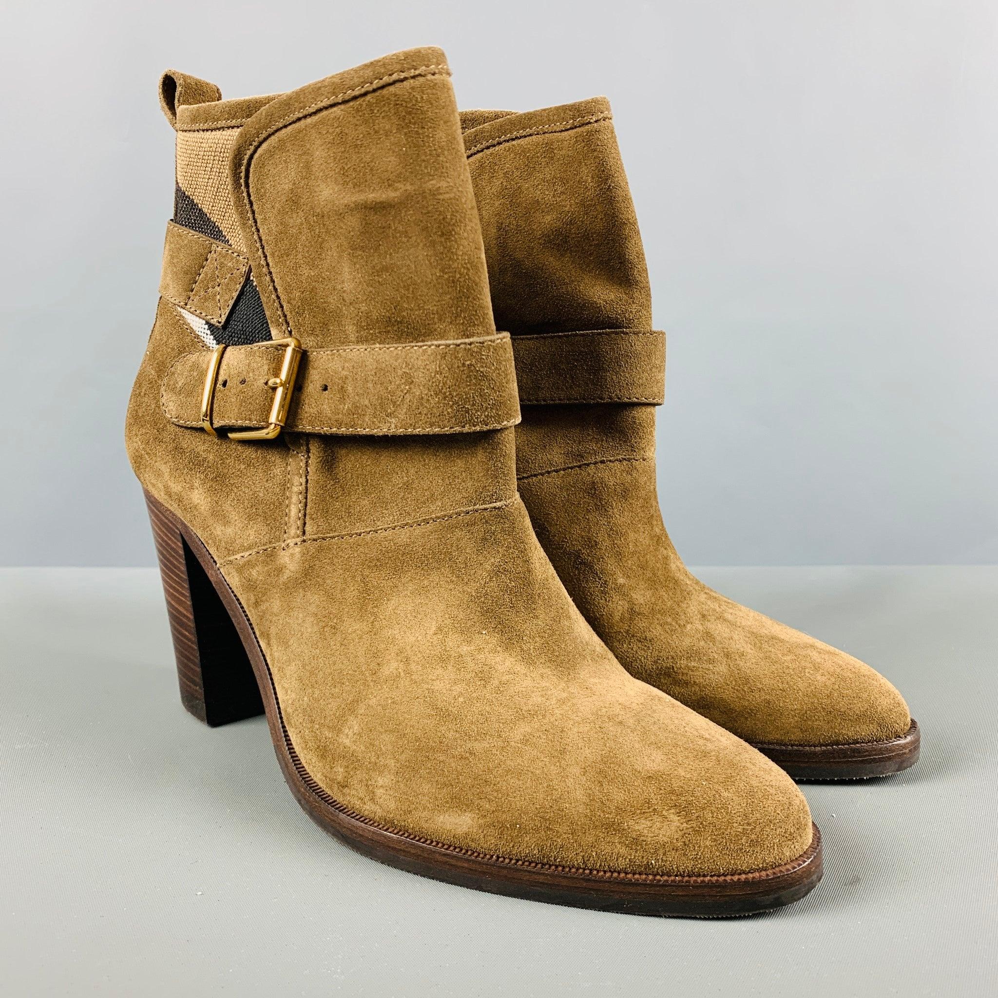 Les bottes BURBERRY sont en daim kaki avec des bordures à carreaux et sont dotées d'une double fermeture à boucle et d'un talon épais. Fabriquées en ItalieTrès bon état. 

Marqué :   ITCALFAR14CHI 

Mesures : 
  Longueur : 9.5 pouces Largeur : 3.75