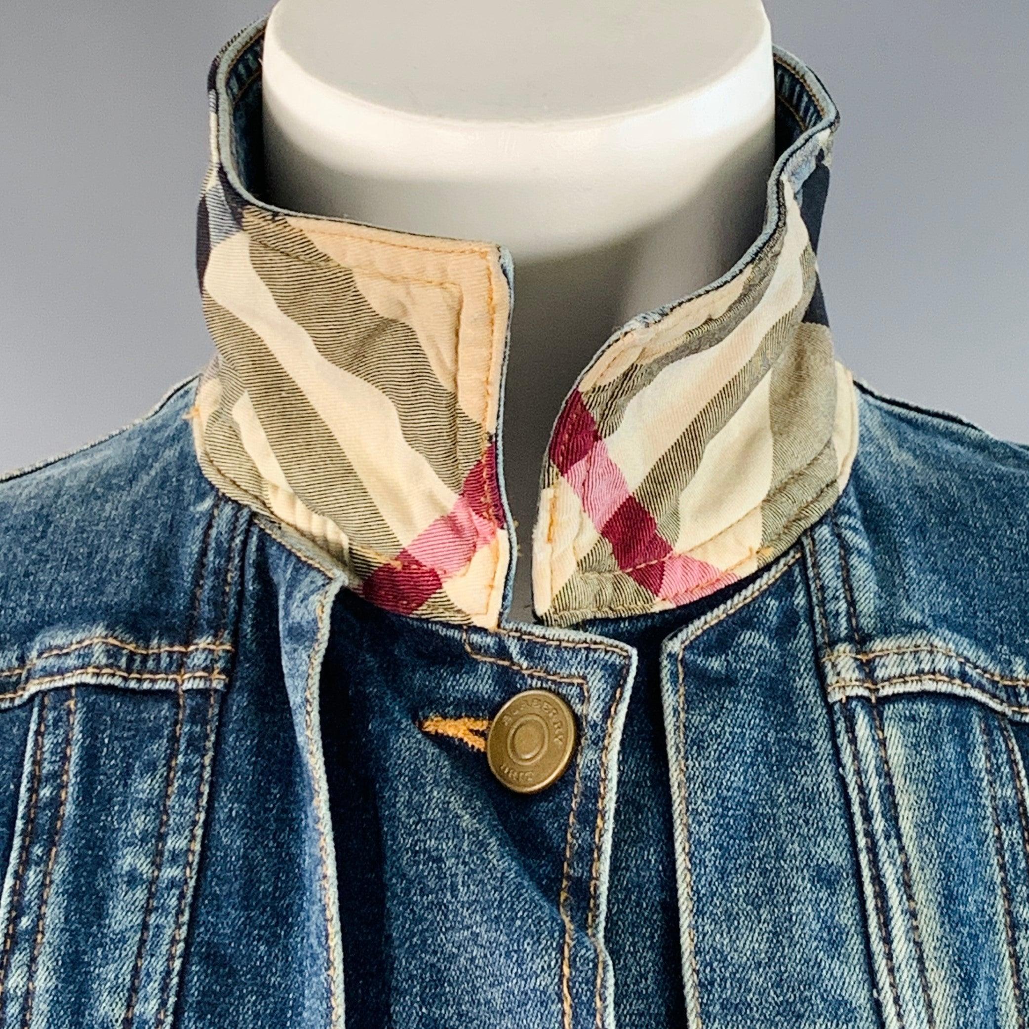 Giacca Burberry
in denim misto cotone blu elasticizzato, con firma sotto il colletto, finiture a quadri Nova e chiusura con bottoni. Dissolvenza. 

Contrassegnato:   IT 36 

Misure: 
 
Spalla: 14,5 pollici Busto: 31 pollici Maniche: 20 pollici