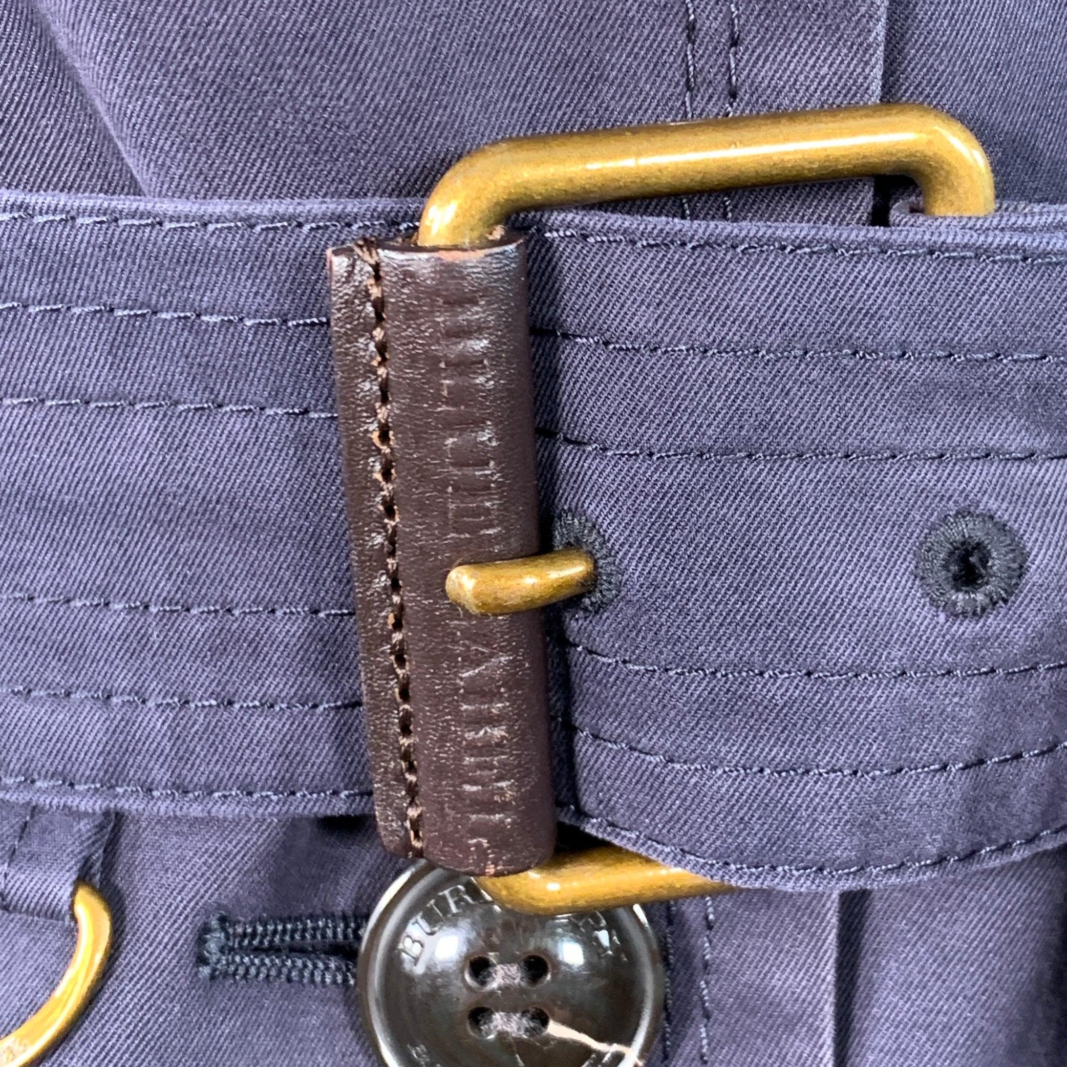 gabardina BURBERRY BLUE LABEL
en tejido de mezcla de algodón azul marino, con un estilo de un solo pecho, falda de línea A y cierre de botones con cinturón. Nota: BURBERRY BLUE LABEL es una marca exclusiva de Japón que se adapta a tallas pequeñas.