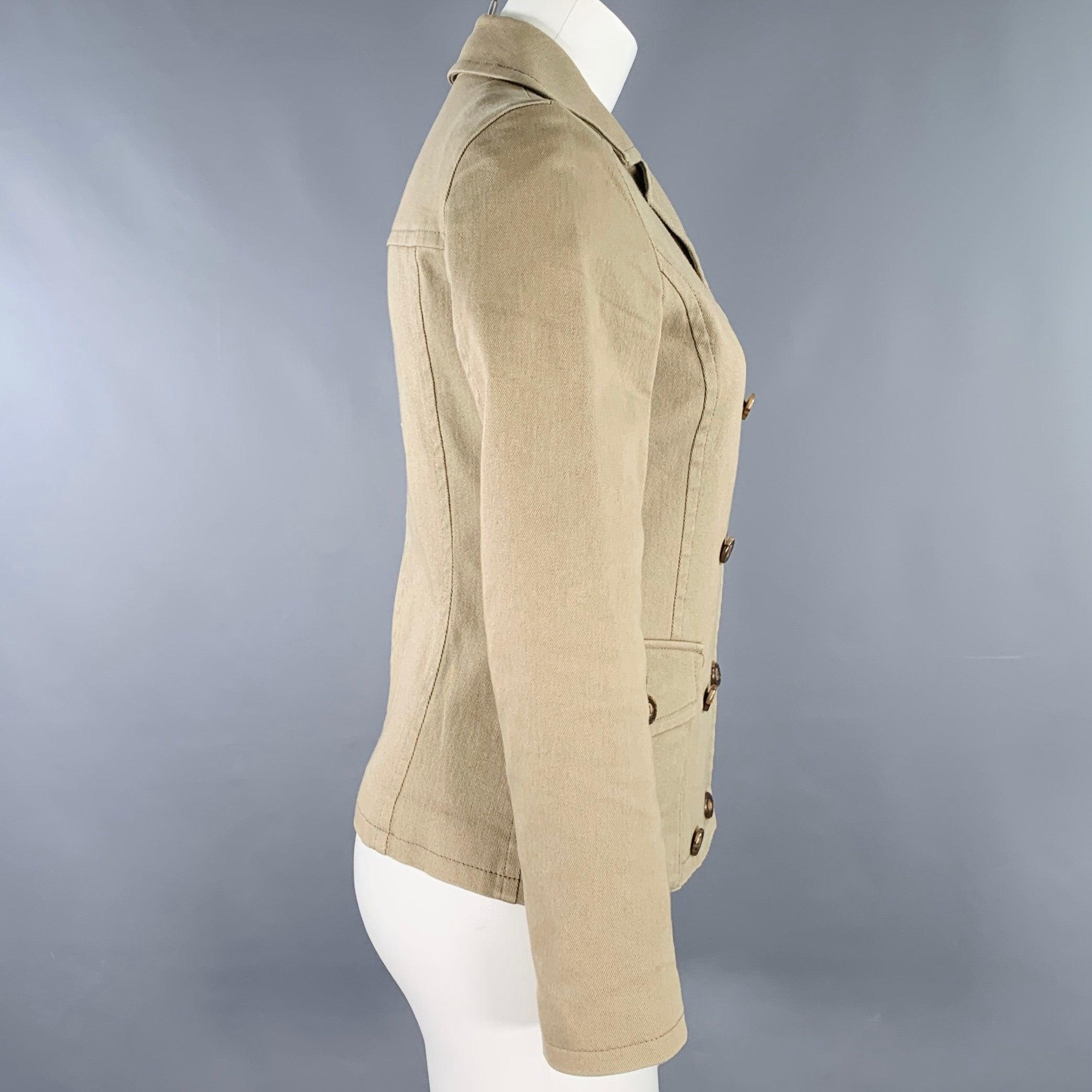 Chaqueta BURBERRY AZUL
en sarga de mezcla de algodón de color tostado, con doble botonadura, dos bolsillos con botón y cierre con botones. Nota: BURBERRY BLUE es una marca exclusiva de Japón adaptada al tallaje japonés. Por favor, comprueba las