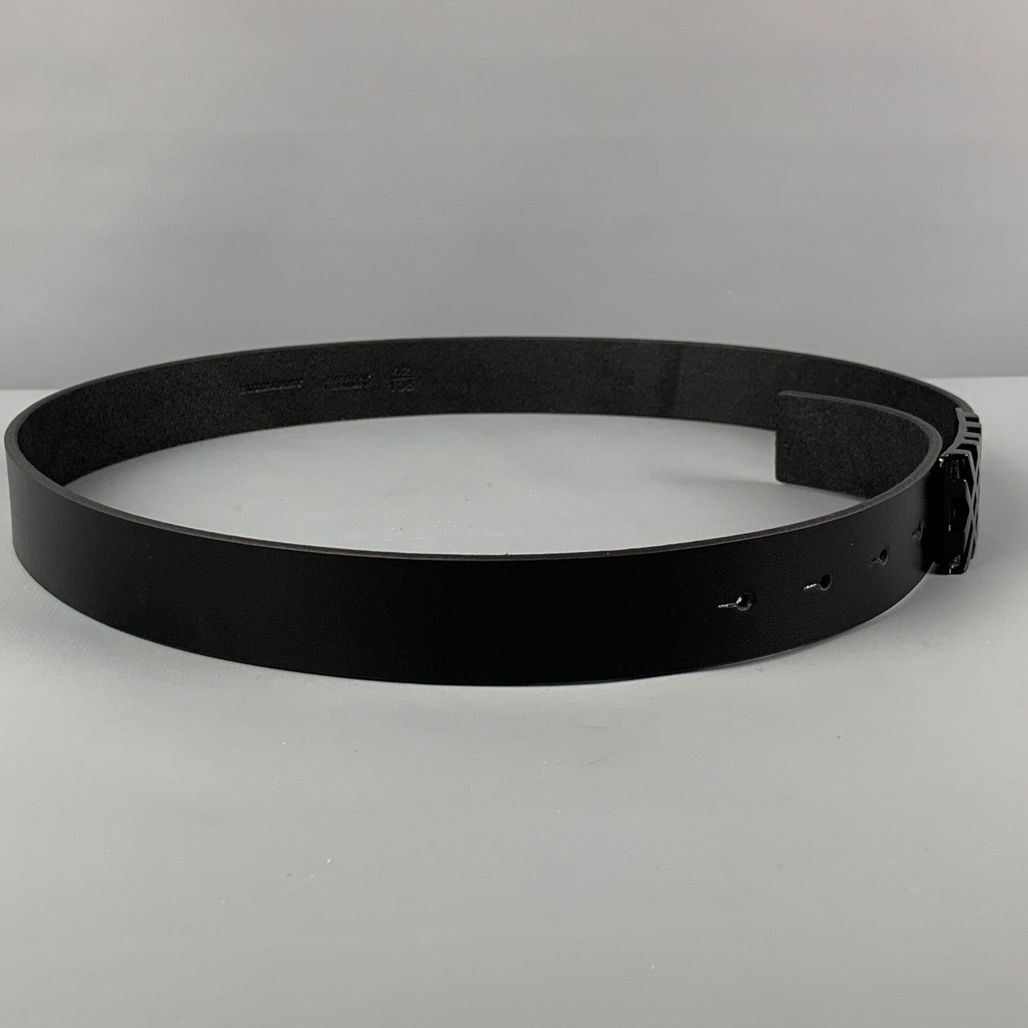 BURBERRY belt comes in a black leather featuring a geometric buckle detail. Comes with box. Made in Italy.
Very Good
Pre-Owned Condition. Belt has been professionally altered.  

Marked:   42/105Length: 39 inches  Width: 1.25 inches  Fits: 31 inches