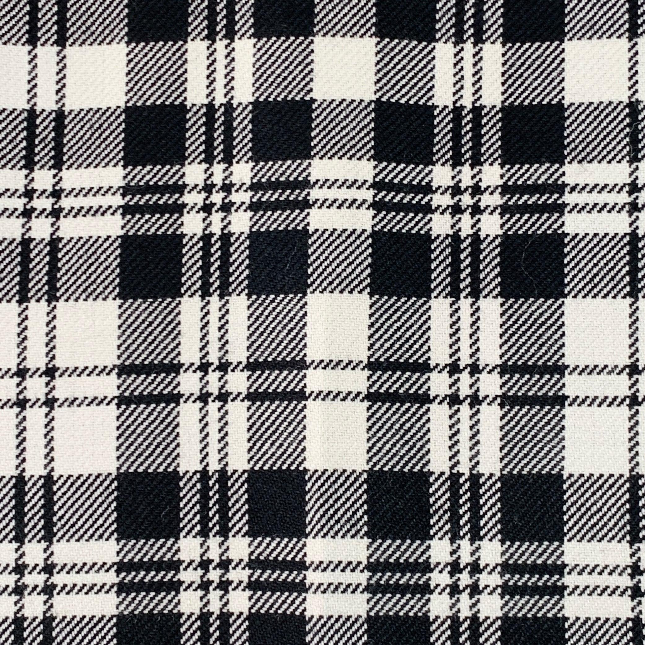 BURBERRY Kleid Hose
aus schwarz-weißem Wollmohair-Gewebe mit Karomuster, verstellbaren Seitenlaschen und spitz zulaufendem Bein.
Made in Italy. sehr guter gebrauchter Zustand. Leichte Gebrauchsspuren. 

Markiert:   IT 52 

Abmessungen: 
  Taille: 36