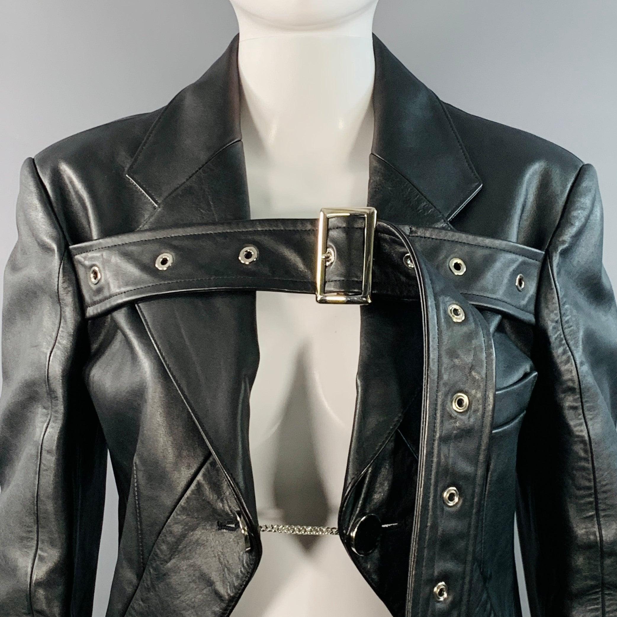 Giacca biker Burberry by Ricardo Tisci
in pelle nera, con design a coda di cavallo, maniche lunghe e chiusura a un bottone con cintura sul petto.Eccellente condizione di prevendita con cartellino. 

Contrassegnato:   IT 38 

Misure: 
 
Spalla: 16,5