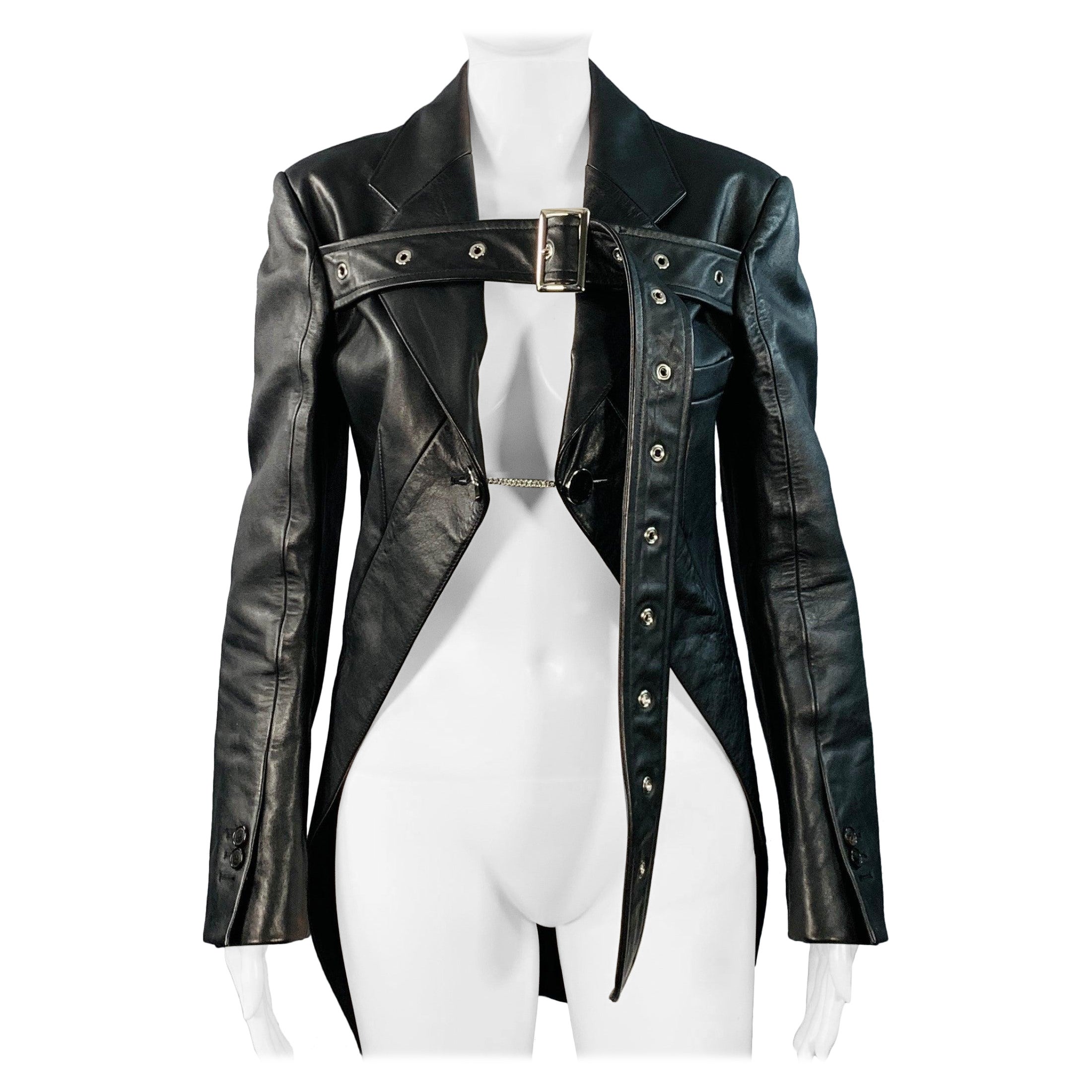 Burberry Taglia 4 Giacca Biker in pelle nera con cintura e code in vendita