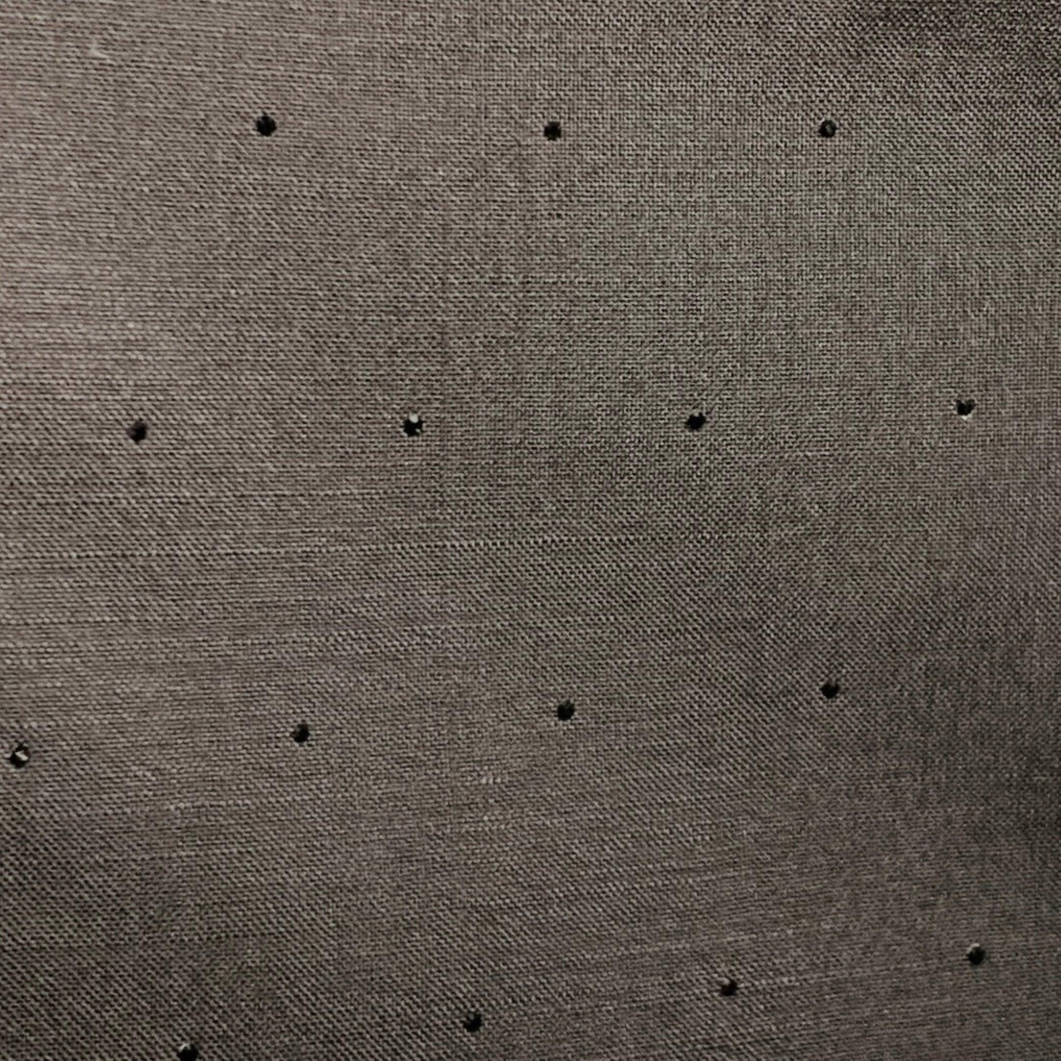 Manteau de sport Burberry
en laine mélangée mohair noire, avec un motif subtil de clous sur tout le pourtour qui scintille avec le mouvement, un revers en pointe, un dos doublement aéré et une fermeture à bouton unique.Nouveau avec étiquettes.