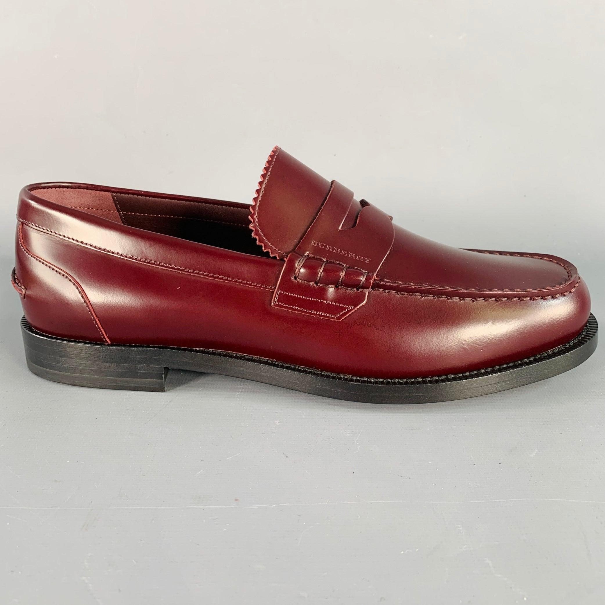 Mocassins Burberry
en cuir bordeaux, avec un style penny, une semelle en cuir et une fermeture à glissière. Livré avec boîte. Fabriqué en Italie. Nouveau avec boîte. 

Marqué :   IT 42Semelle : 11.25 pouces  x 4 pouces 
  
  
 
Référence Sui Generis