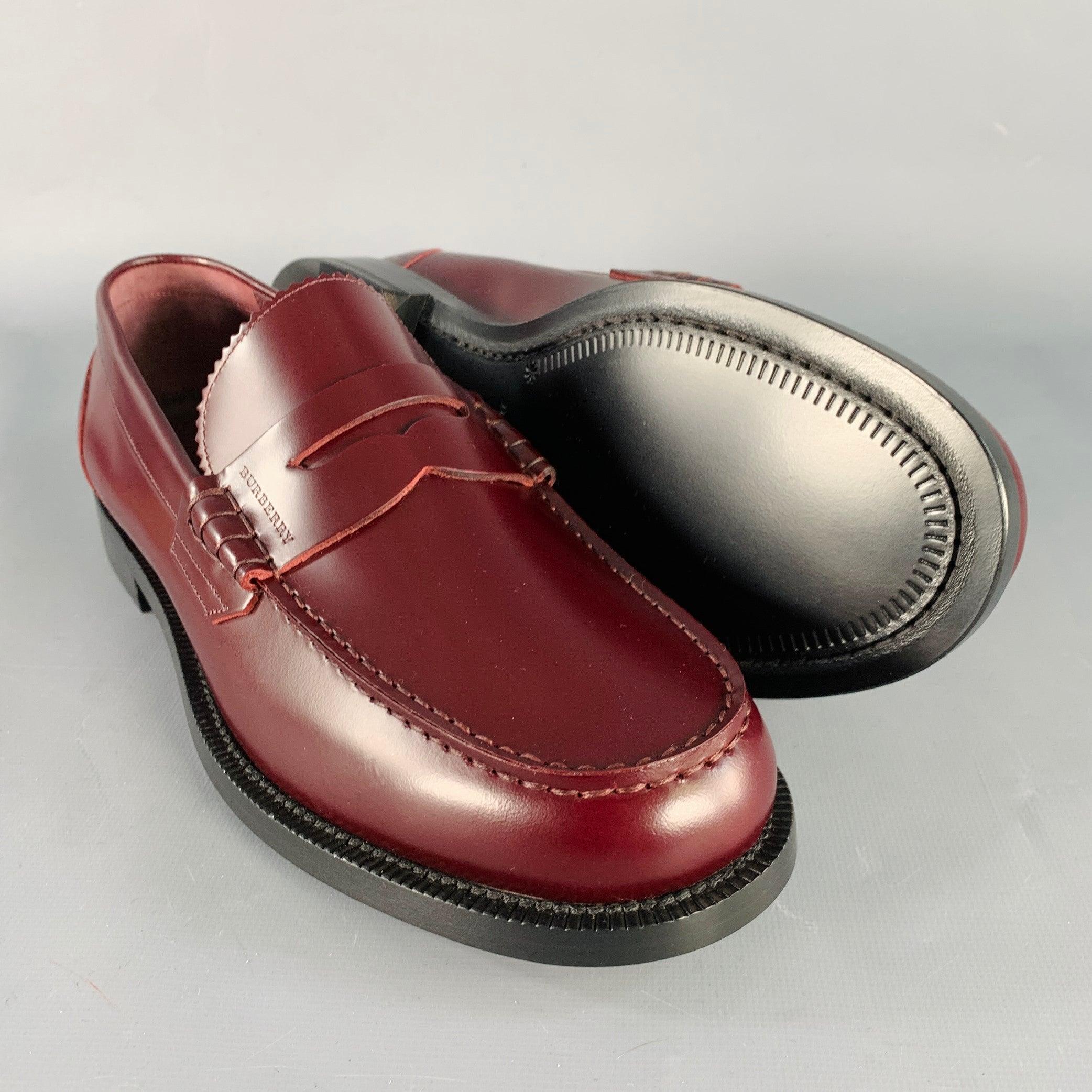 Burberry Size 9 Burgundy Leather Slip On Penny Loafers Pour hommes en vente