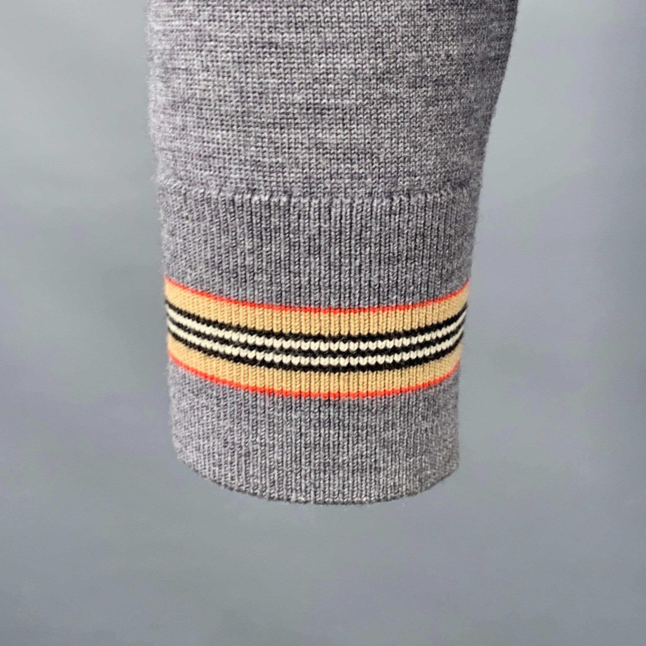 Pullover Burberry
in maglia di poliammide misto grigio erica, con maniche lunghe e strisce multicolore a contrasto, e girocollo. 

Contrassegnato:   L 

Misure: 
 
Spalla: 17,5 pollici Petto: 44 pollici Manica: 25,75 pollici Lunghezza: 26 pollici 
