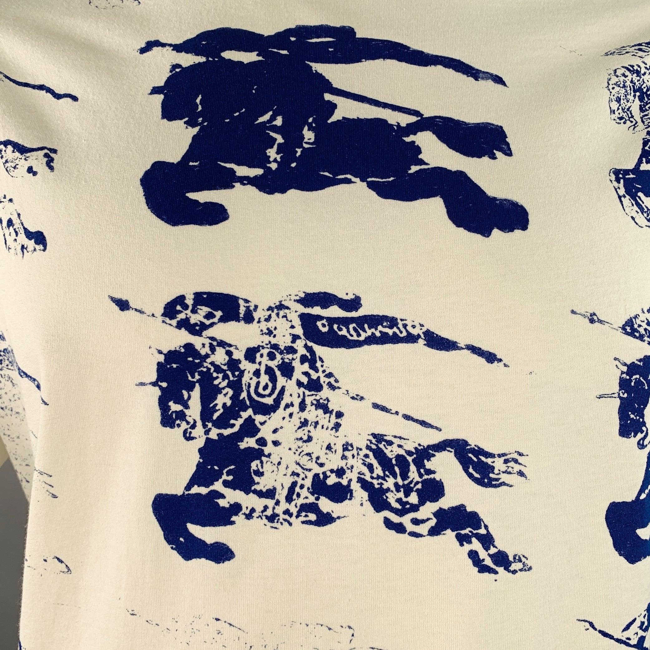 T-shirt Burberry
en jersey de coton blanc extensible, avec logo équestre bleu répété sur le devant, manches courtes et col ras du cou. Fabriqué en Italie. Très bon état. Signes mineurs d'usure. 

Marqué :   L 

Mesures : 
 
Épaule : 20,5 pouces 