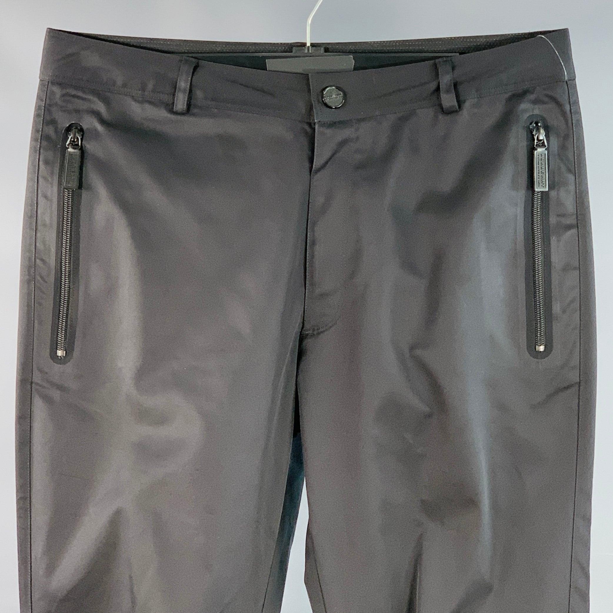 Pantaloni casual Burberry
in poliestere nero con tre tasche con zip, gamba dritta, dettagli con zip alla caviglia e chiusura con zip. Made in Portugal.Eccellente condizione di usato. 

Contrassegnato:   M 

Misure: 
  Vita: 33 pollici Cavallo: 9